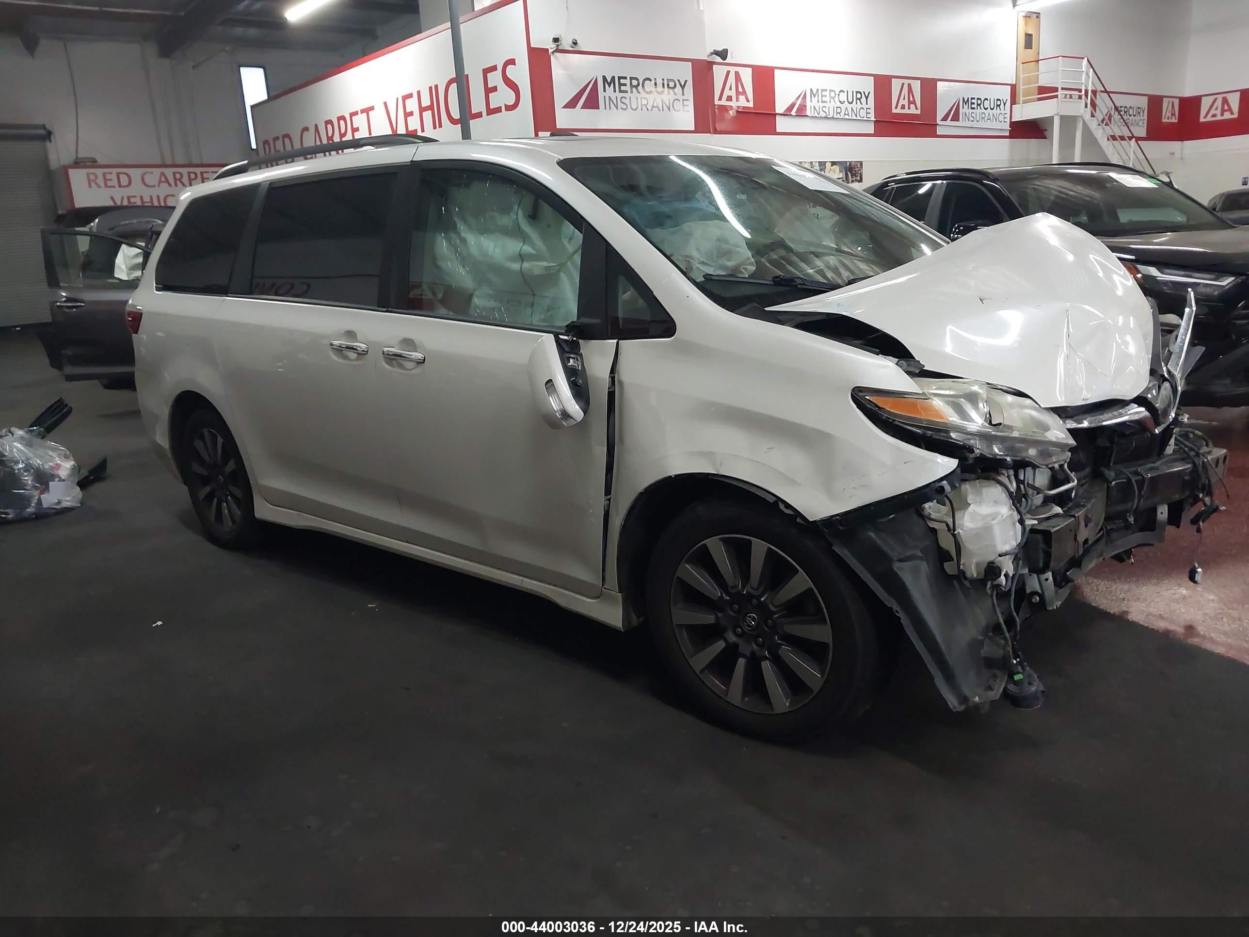 2018 Toyota Sienna XLE, VIN 5TDYZ3DC0JS940165 — Front end