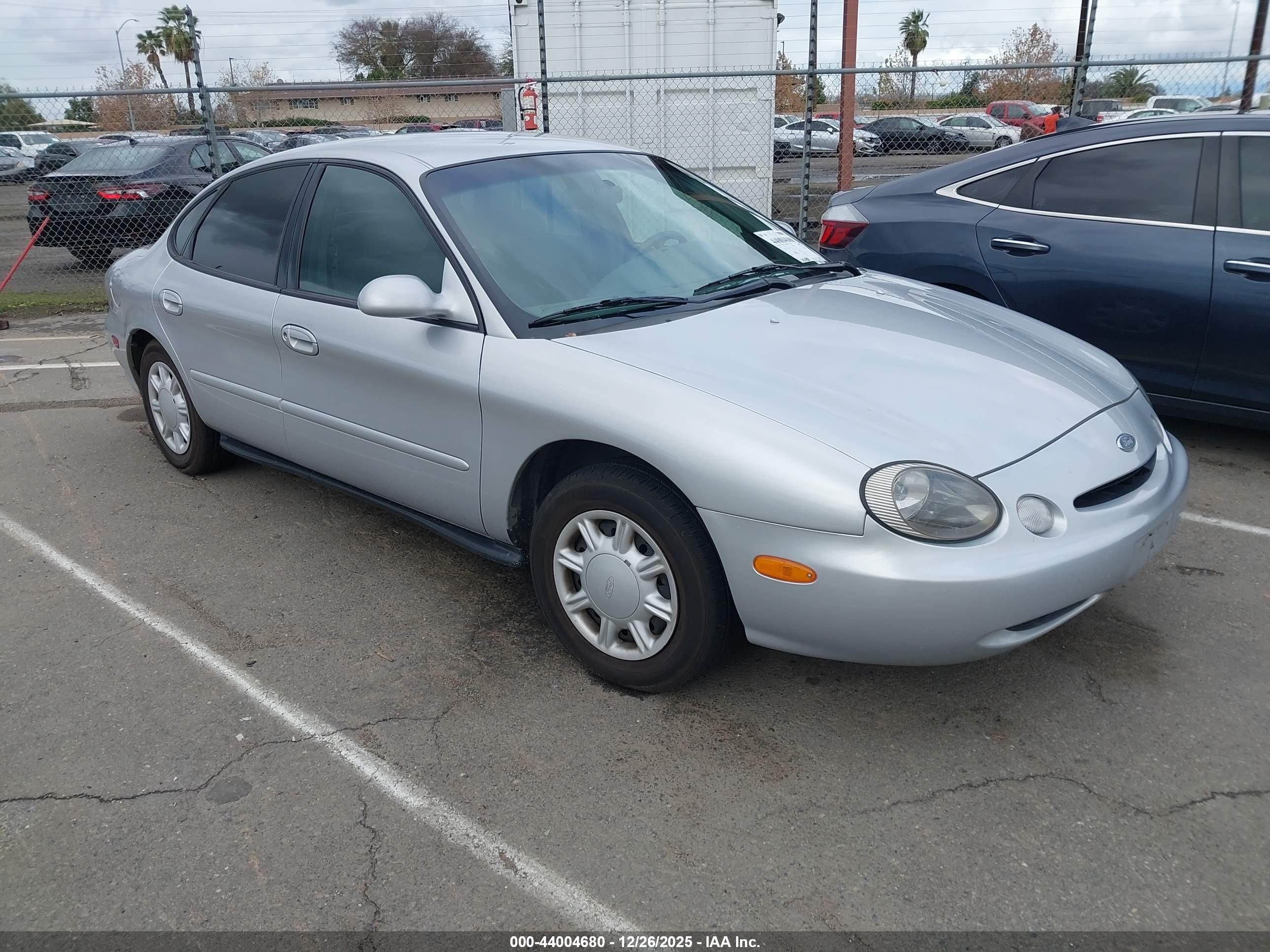 1996 Ford Taurus GL, VIN 1FALP52U3TG298888 — Front end