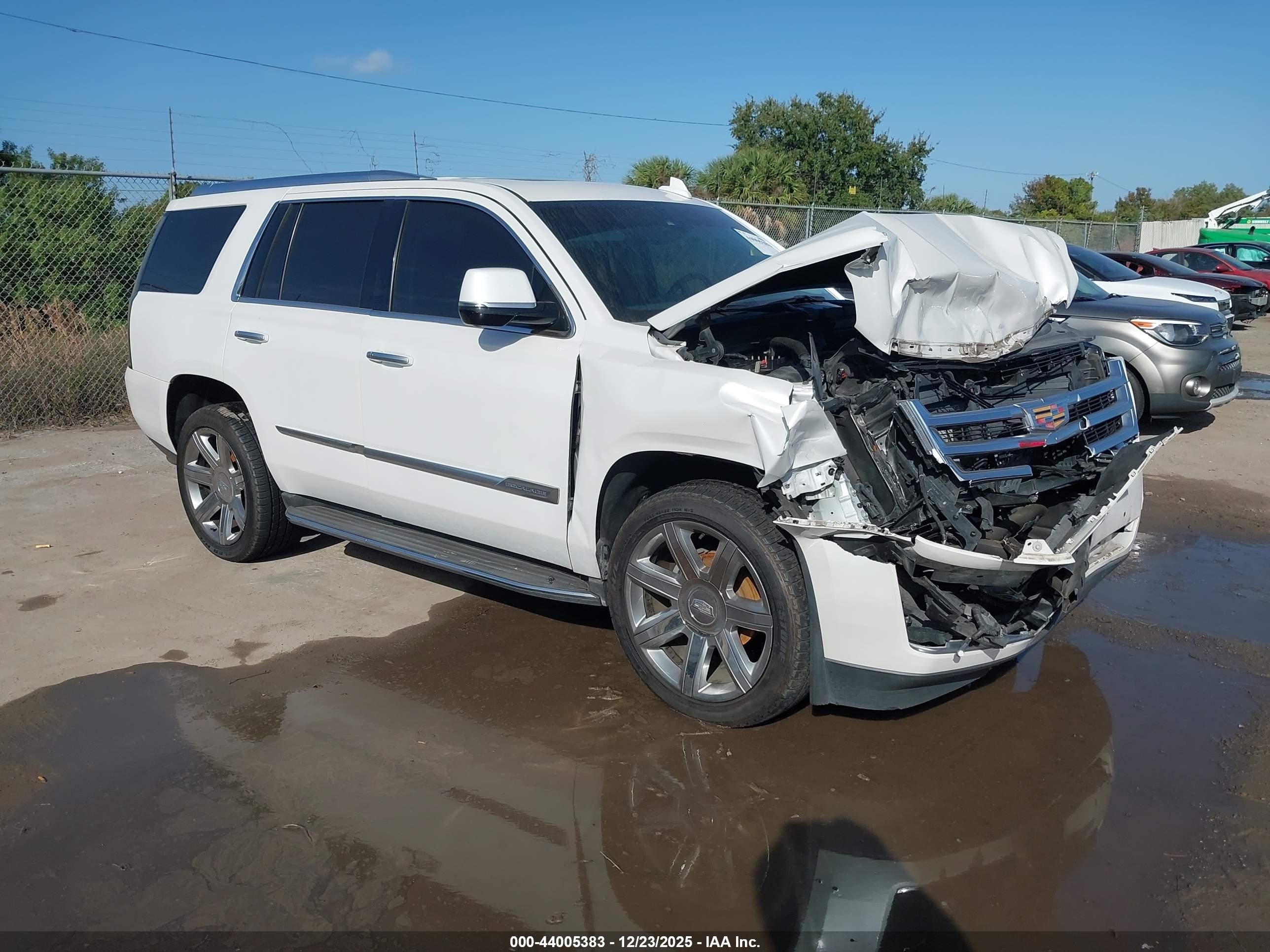 2016 Cadillac Escalade Luxury Collection, VIN 1GYS3BKJ9GR455933 — Front end