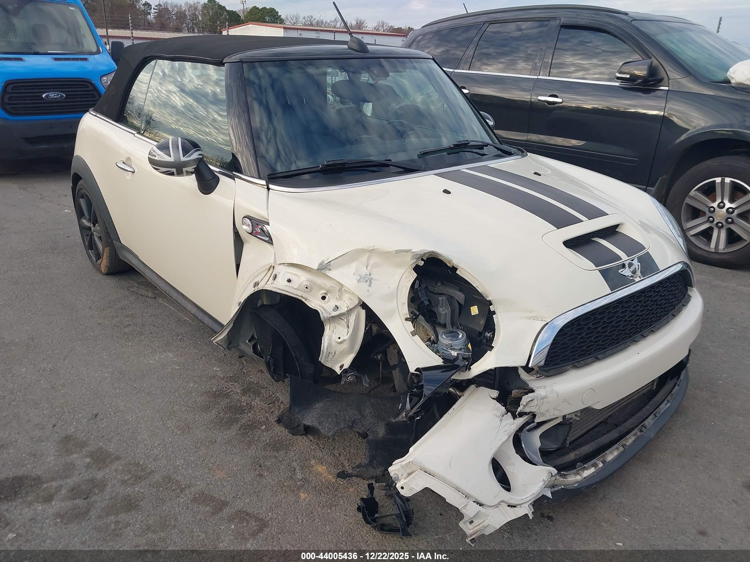 2015 MINI Convertible S, VIN WMWZP3C51FT298946 — Перед