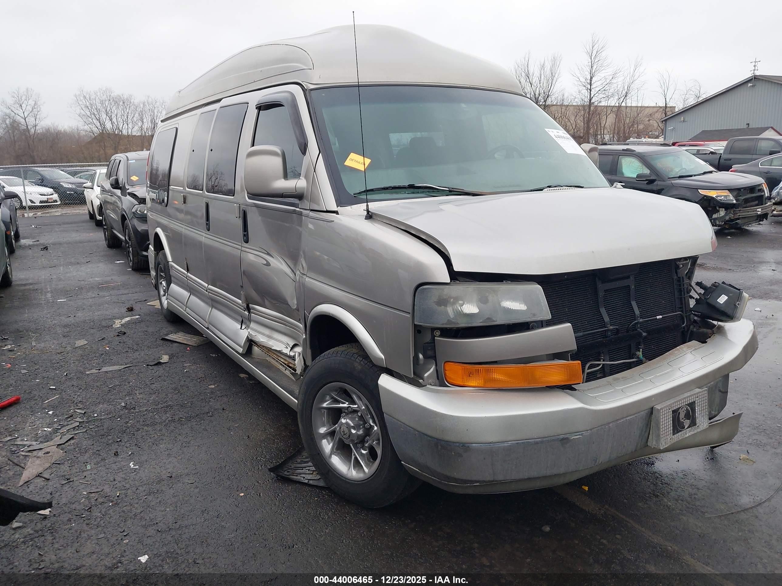 2004 GMC Savana, VIN 1GDGG29U341192554 — Front end