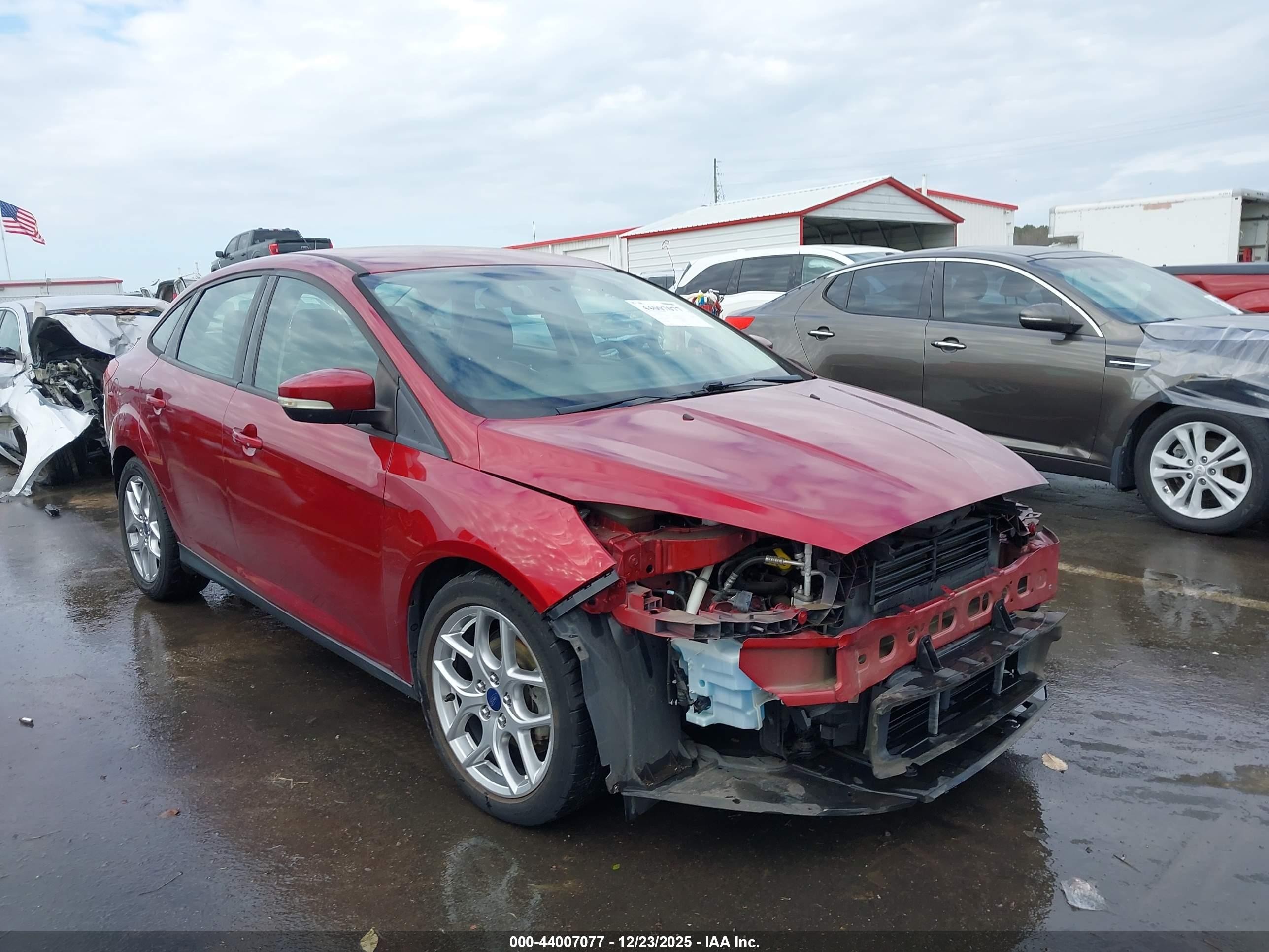 2015 Ford Focus SE, VIN 1FADP3F20FL214698 — Front end