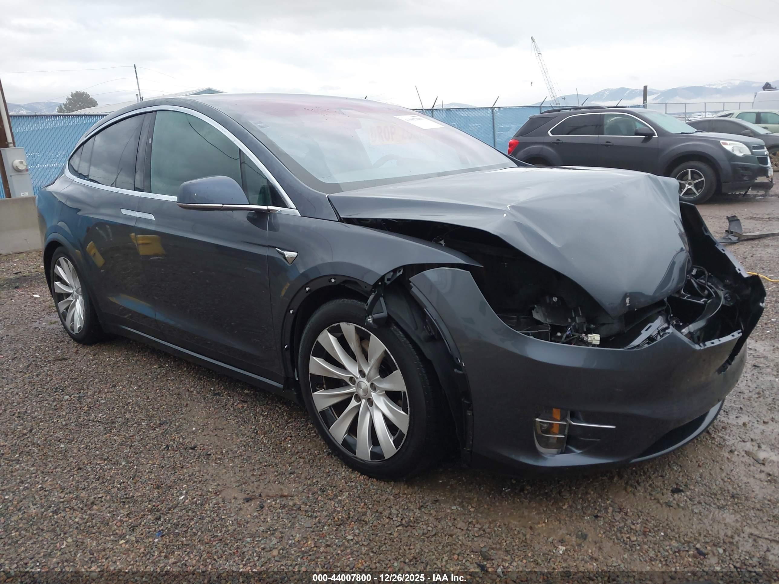 2019 Tesla Model X 75D, VIN 5YJXCDE21KF190600 — Front end