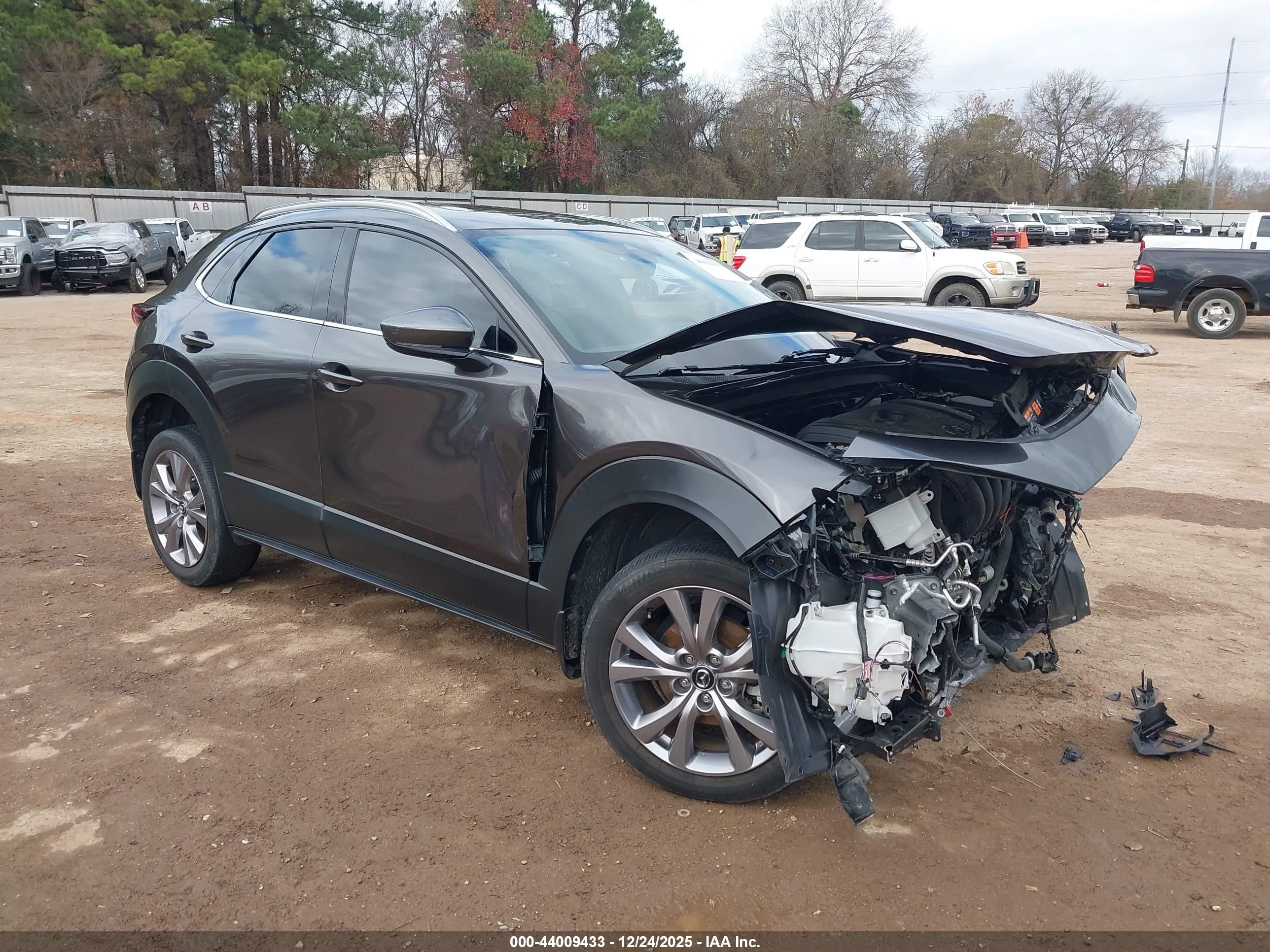 2021 Mazda CX-30 Premium, VIN 3MVDMBDL4MM309851 — Front end