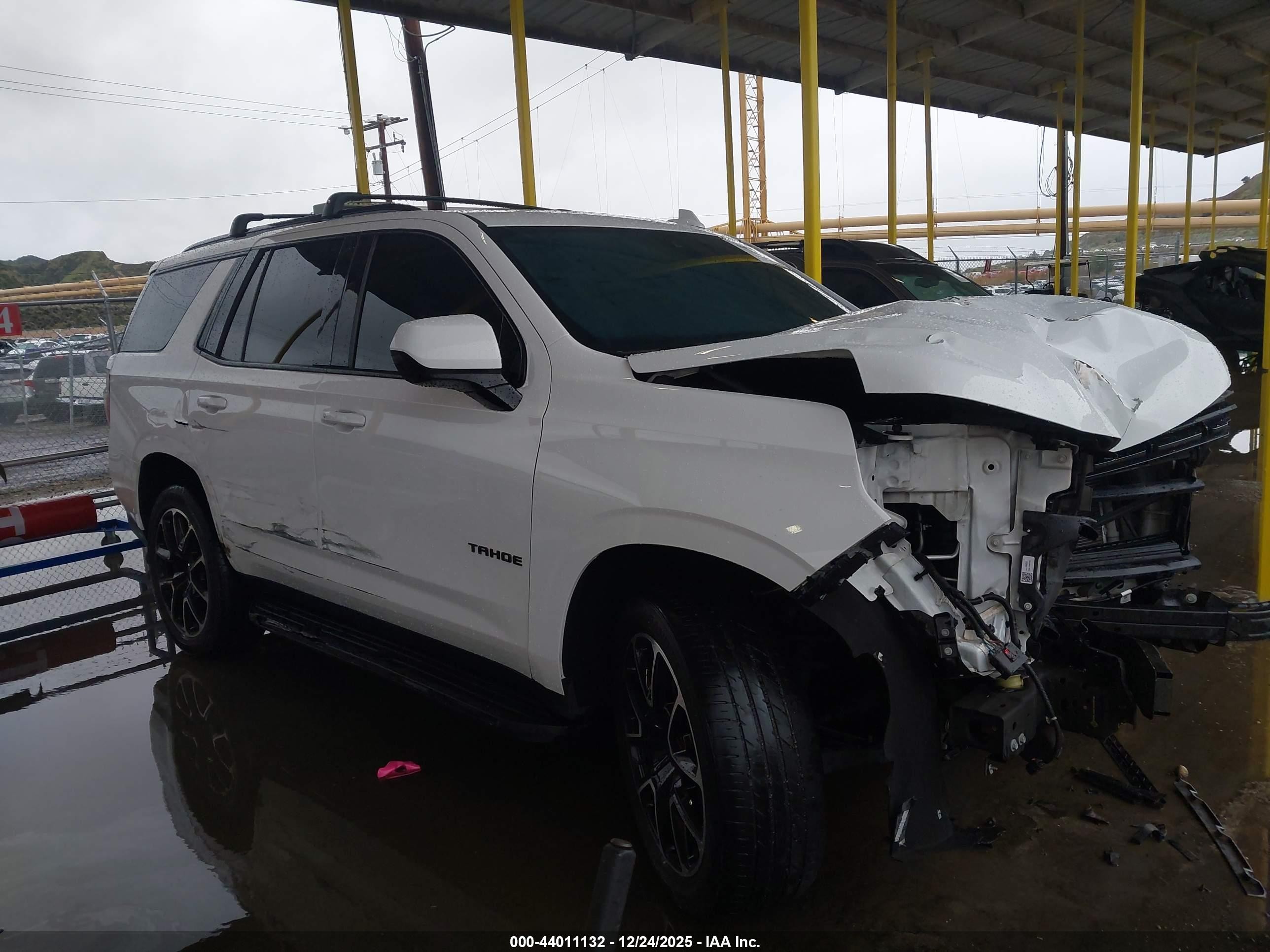 2021 Chevrolet Tahoe RST, VIN 1GNSCRKD8MR464909 — Front end