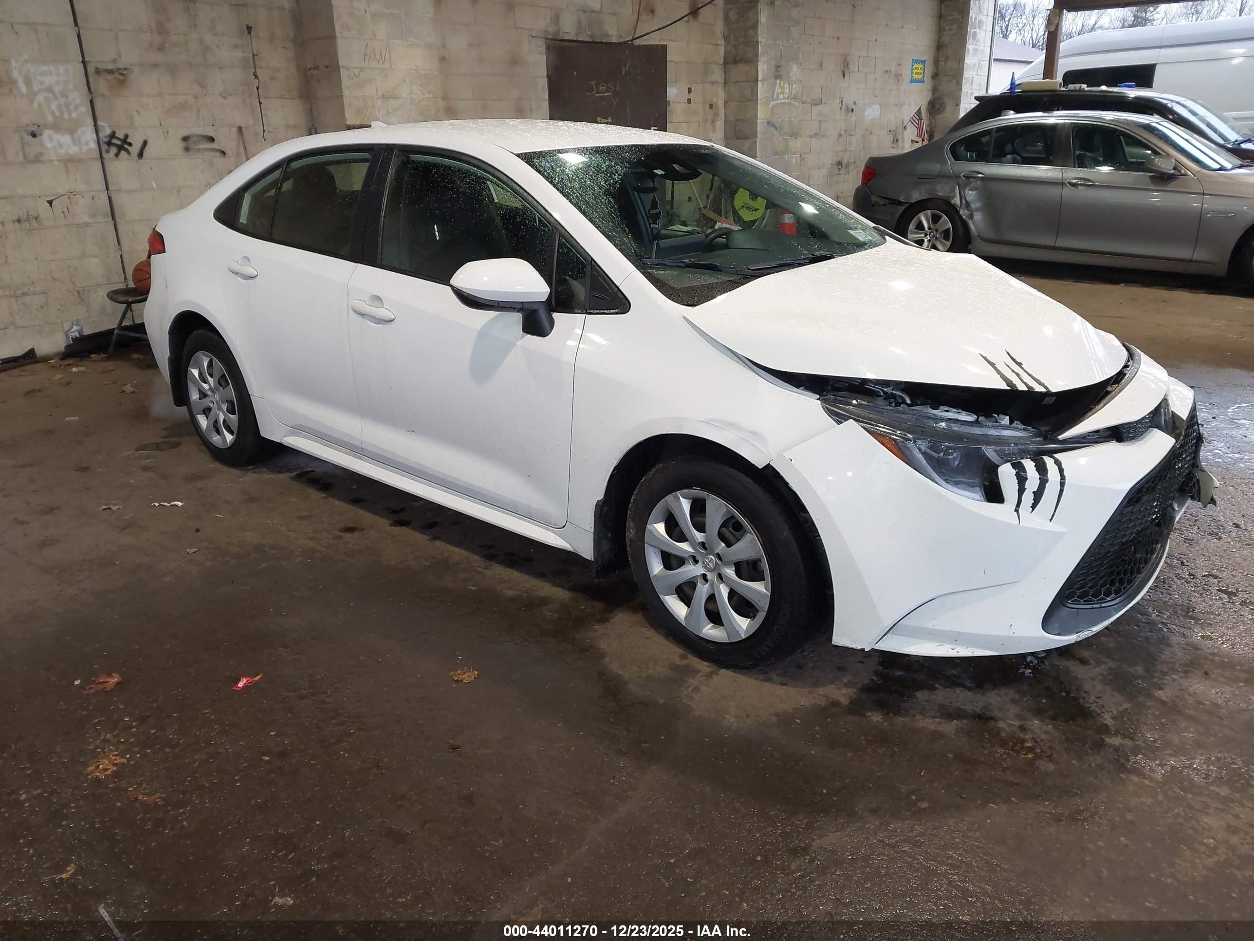 2021 Toyota Corolla LE, VIN JTDEPMAE8MJ174045 — Front end