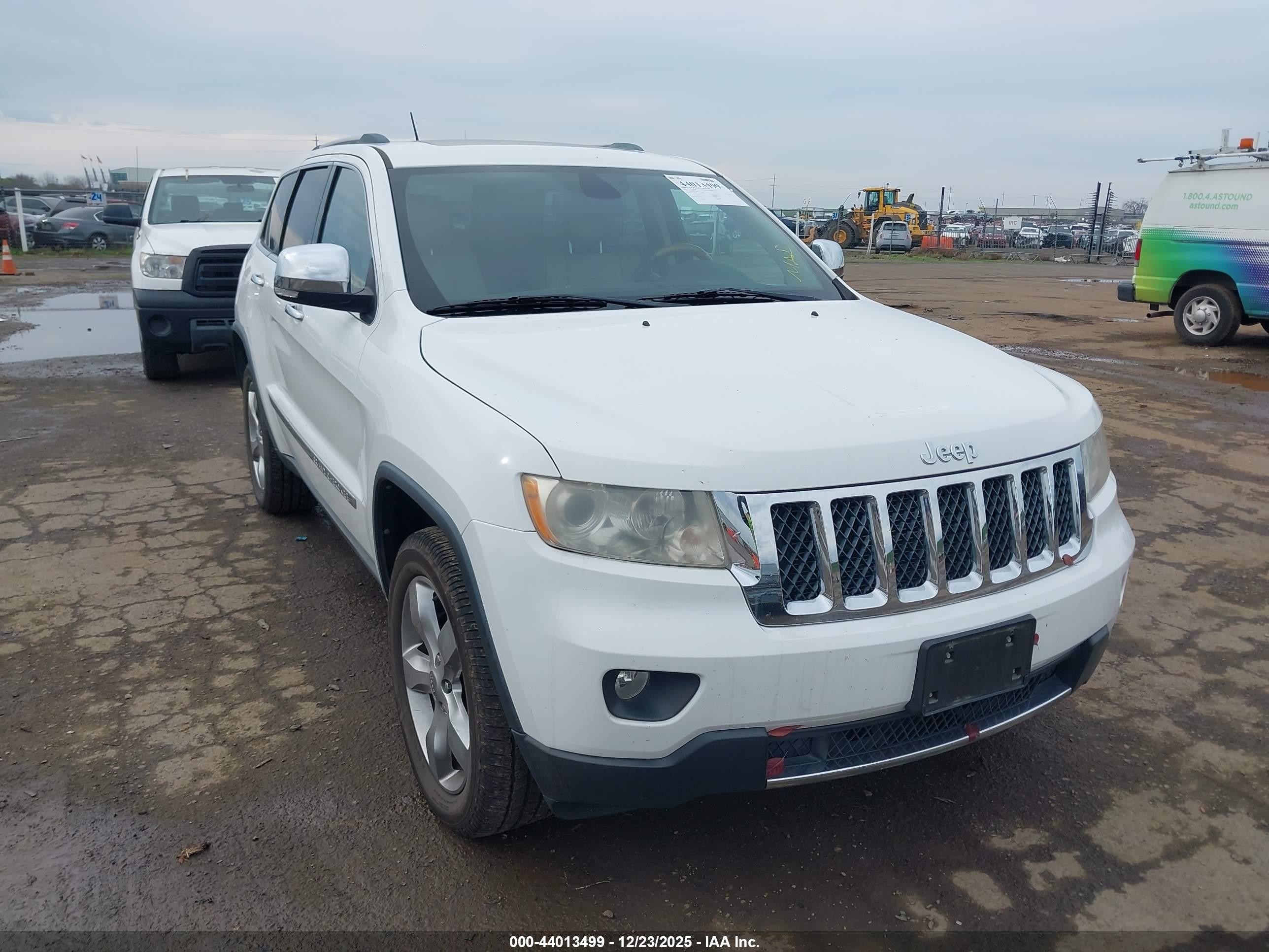 2013 Jeep Grand Cherokee Overland, VIN 1C4RJFCT8DC591504 — Front end
