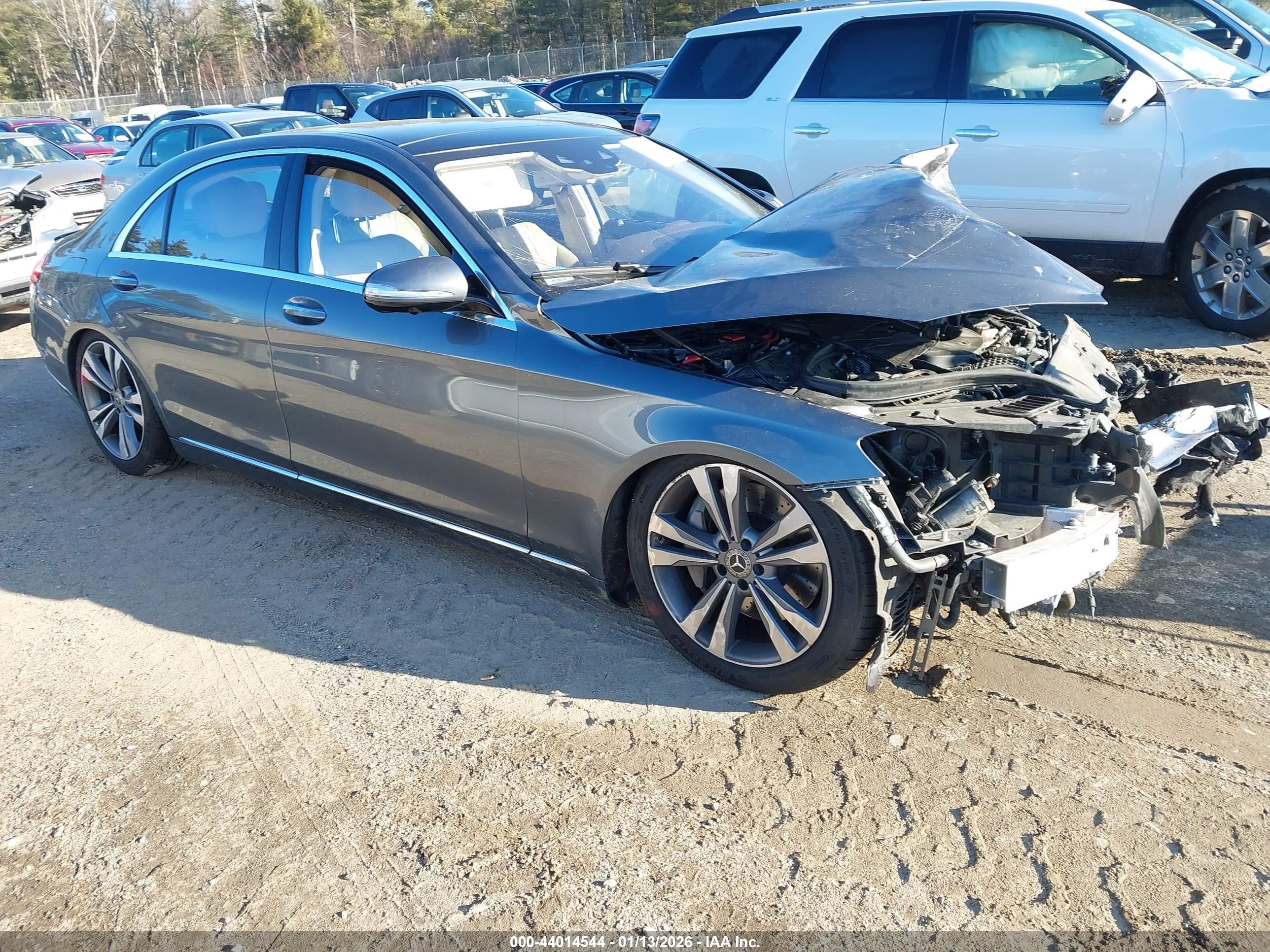 2019 Mercedes-Benz S 560, VIN WDDUG8GB7KA487316 — Front end