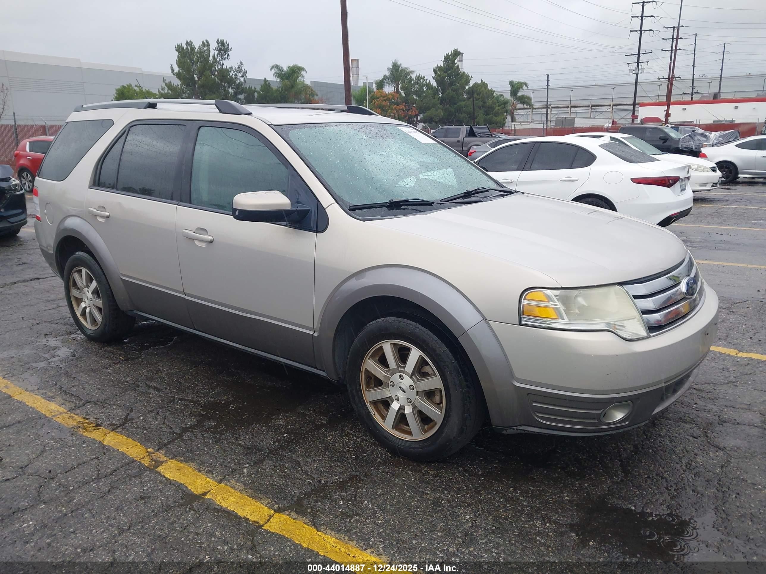 2009 Ford Taurus X SEL, VIN 1FMDK02W49GA05456 — Front end