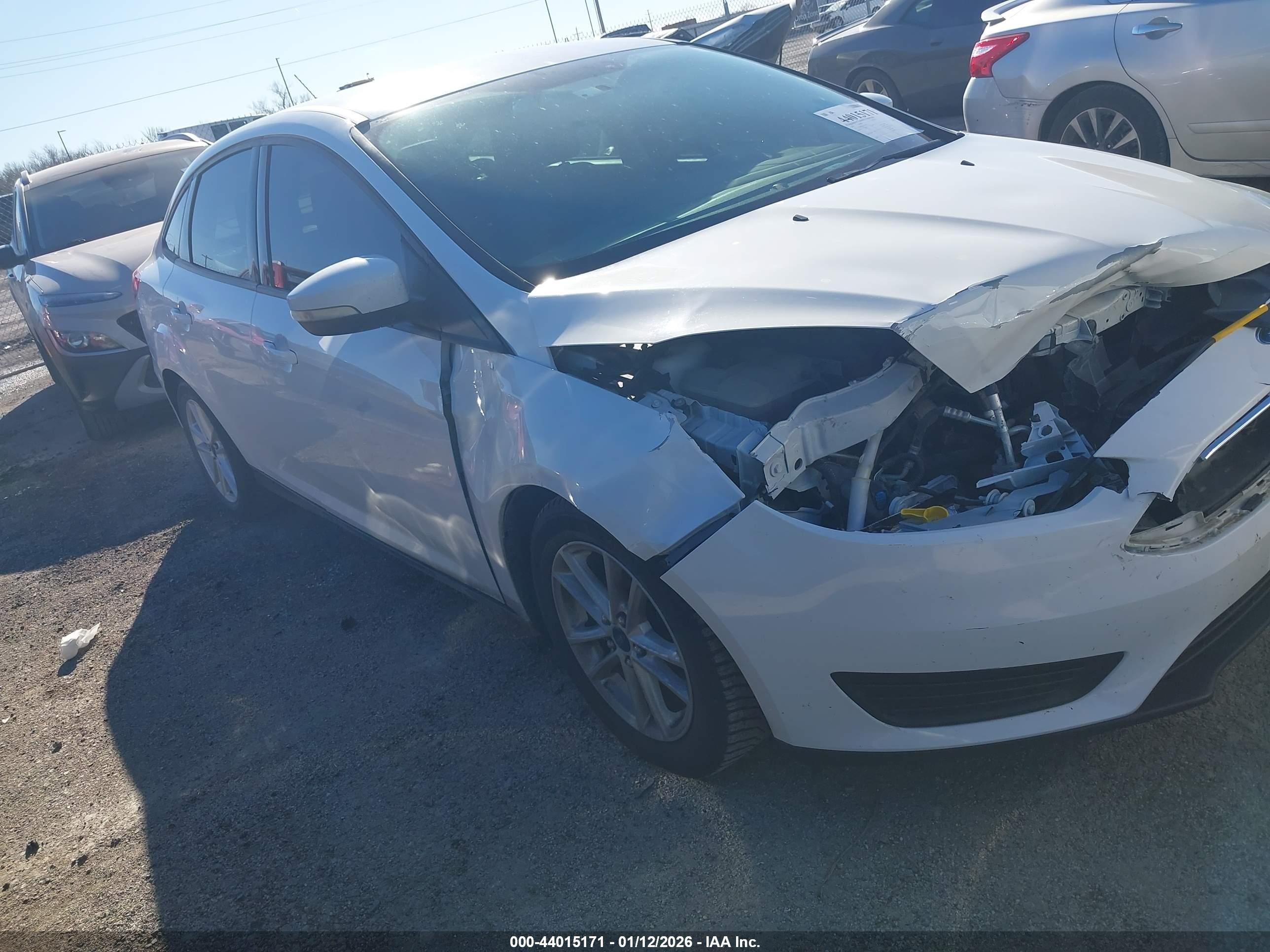 2015 Ford Focus SE, VIN 1FADP3F2XFL334122 — Front end