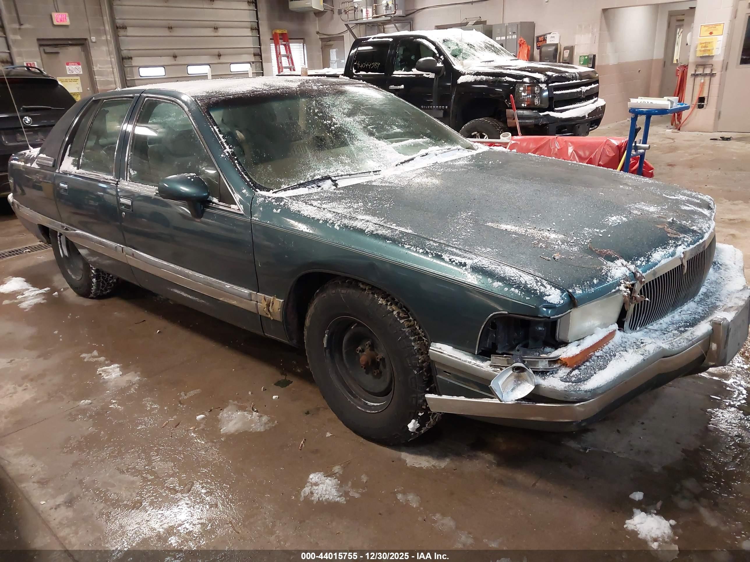 1993 Buick Roadmaster, VIN 1G4BN5378PR425872 — Перед