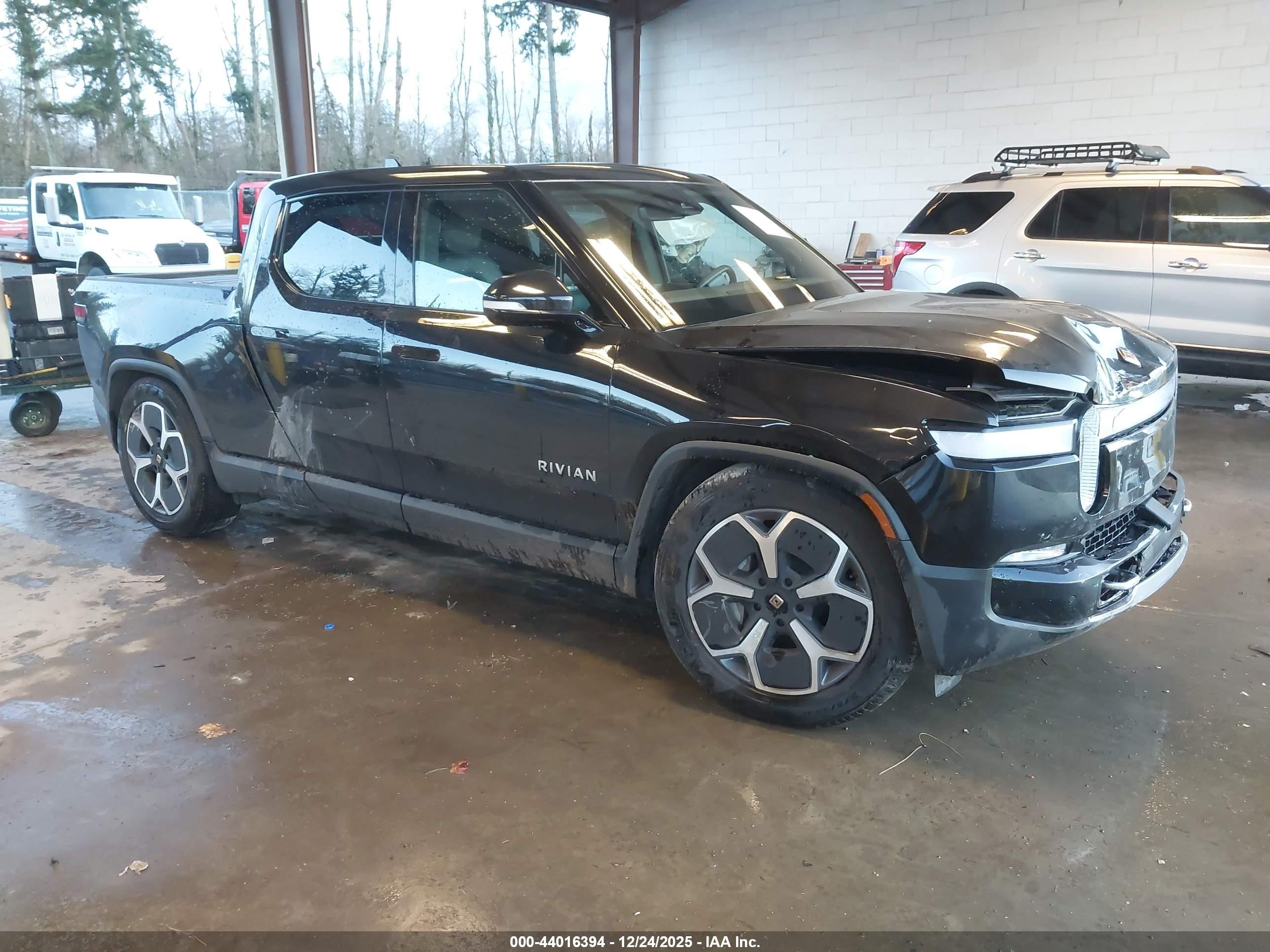 2024 Rivian R1T Adventure, VIN 7FCTGBAA7RN034202 — Front end