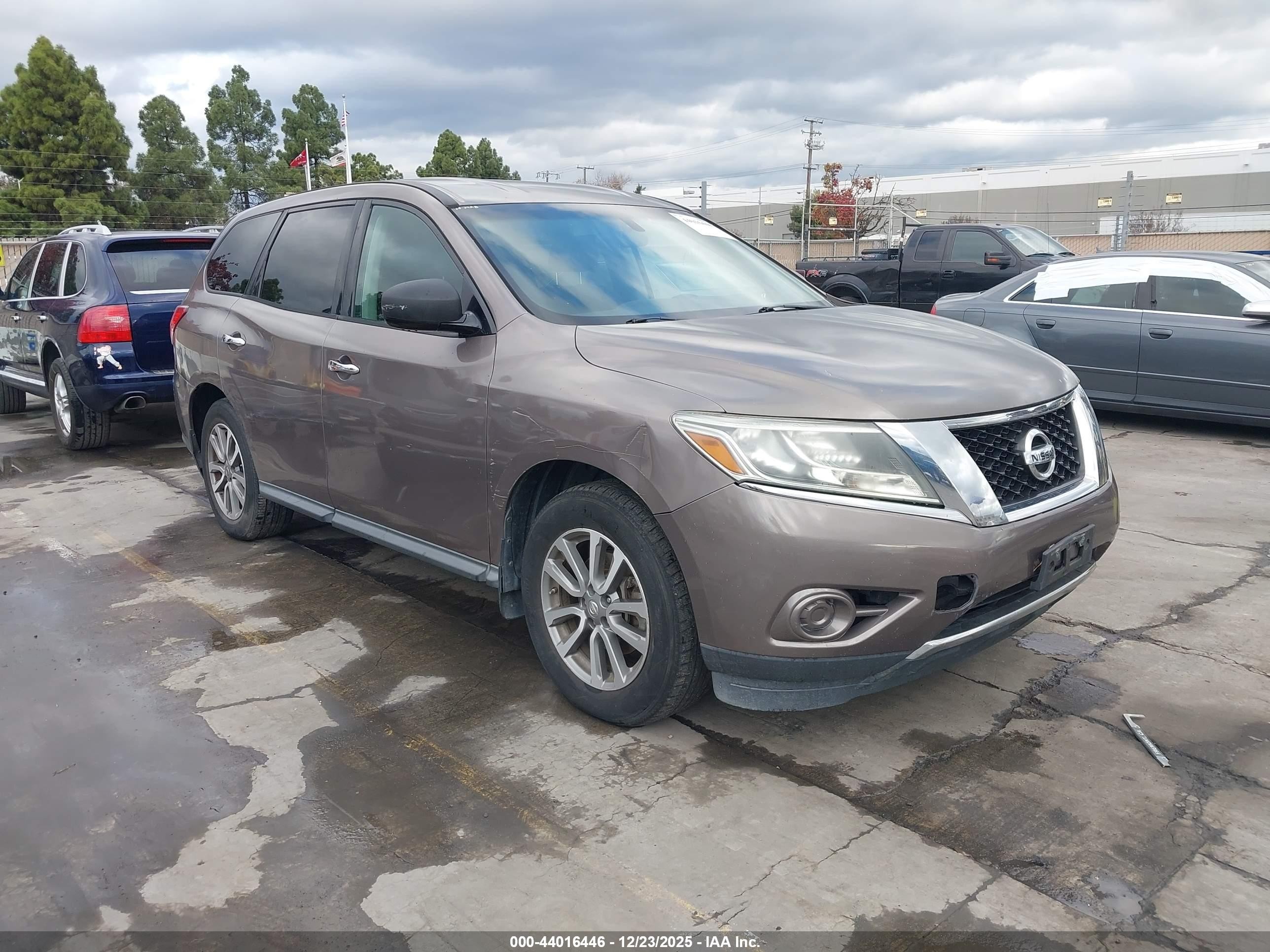 2014 Nissan Pathfinder Platinum, VIN 5N1AR2MN8EC640213 — Auction photo