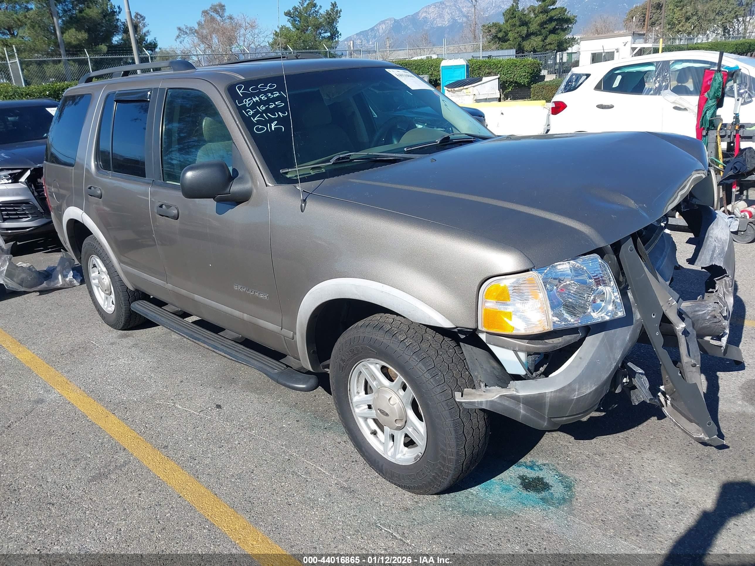 2002 Ford Explorer XLS, VIN 1FMZU62E62ZC31891 — Front end
