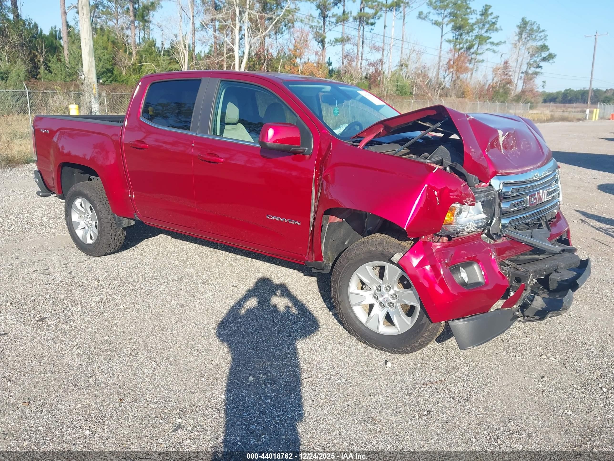 2018 GMC Canyon 4WD SLE, VIN 1GTG6CEN4J1280875 — Front end