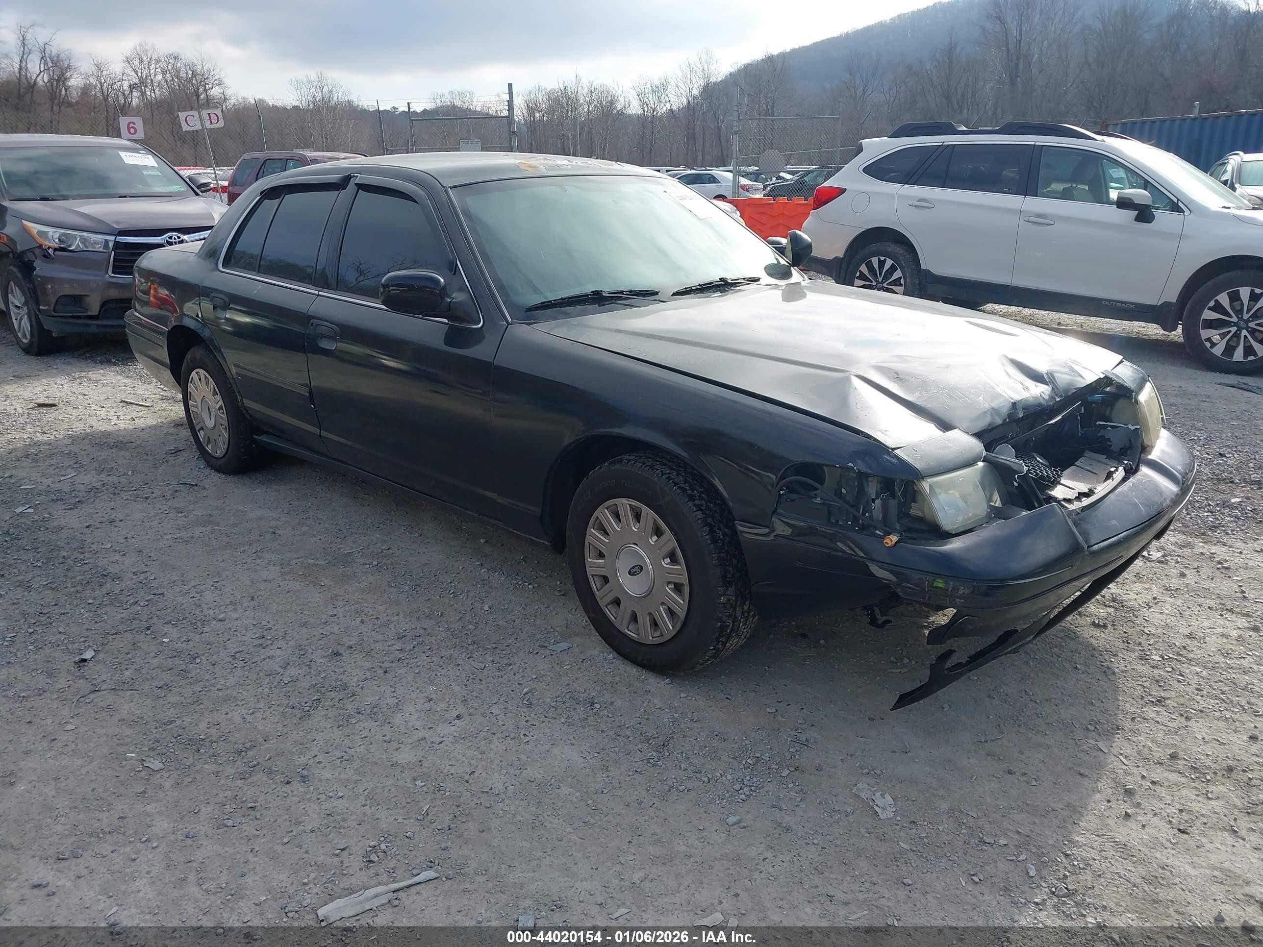 2004 Ford Police Interceptor Base w/3.27 Axle, VIN 2FAFP71W74X136530 — Front end