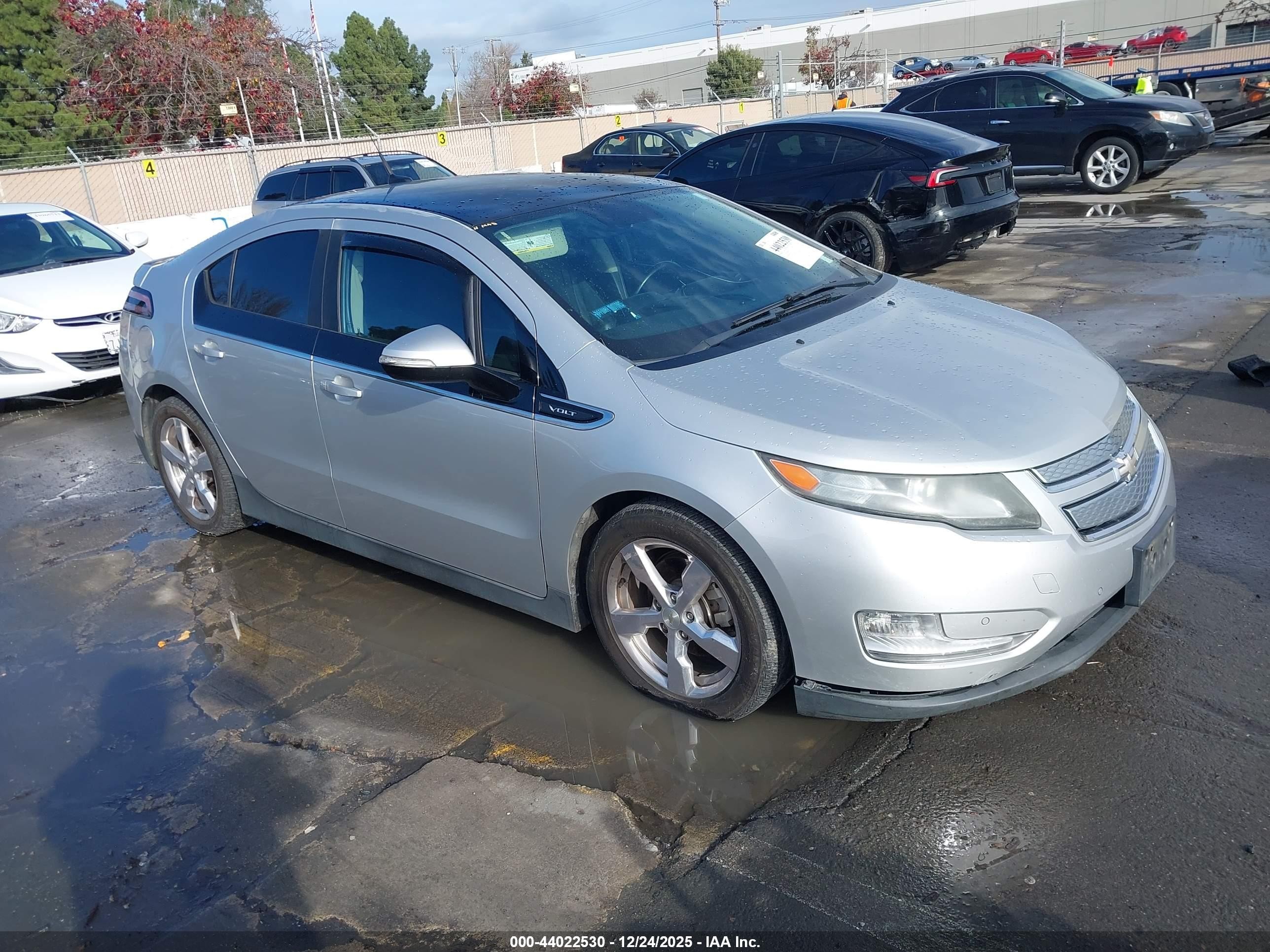 2011 Chevrolet Volt, VIN 1G1RD6E41BU103345 — Front end