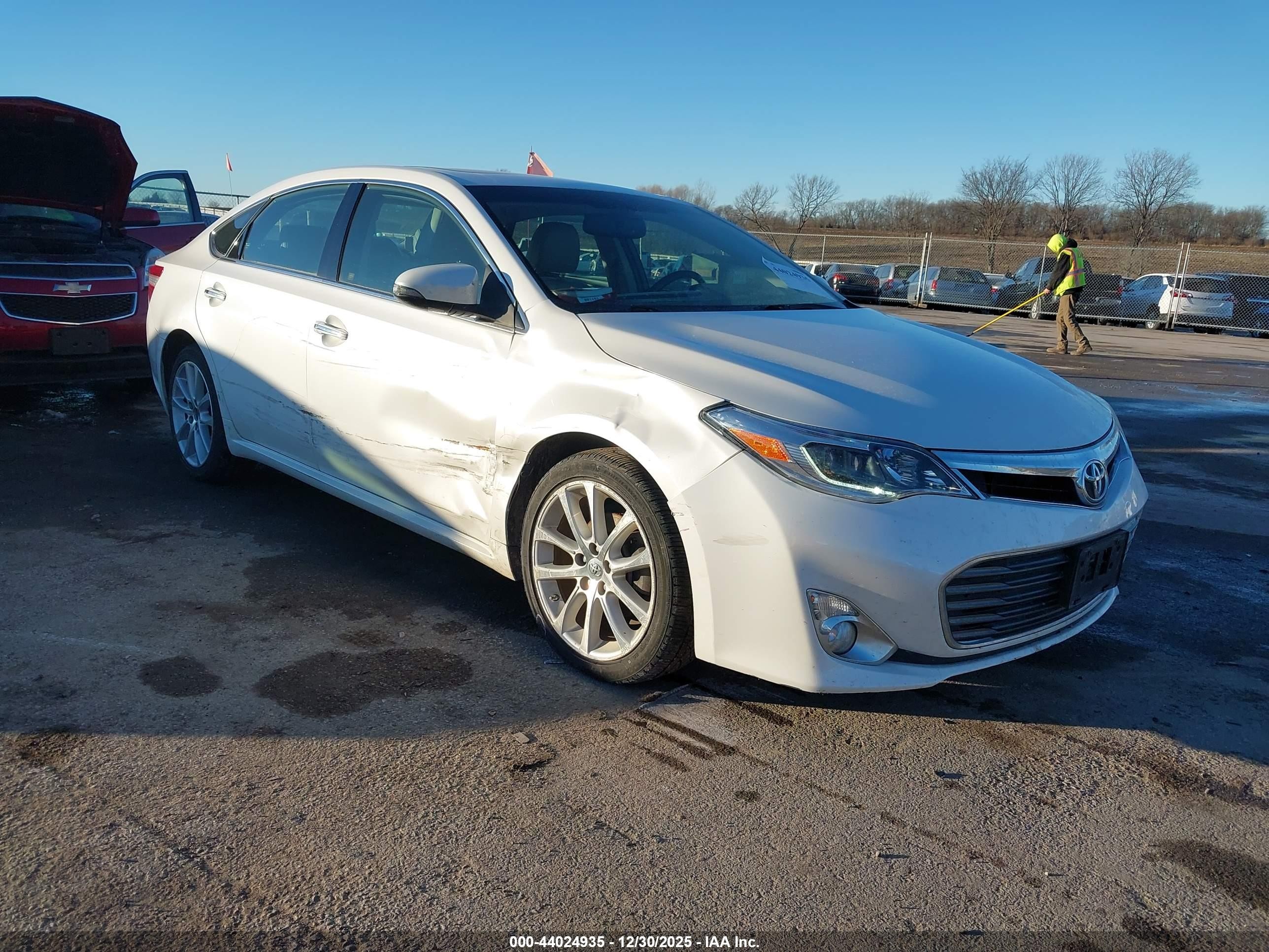 2015 Toyota Avalon XLE, VIN 4T1BK1EB8FU152818 — Front end