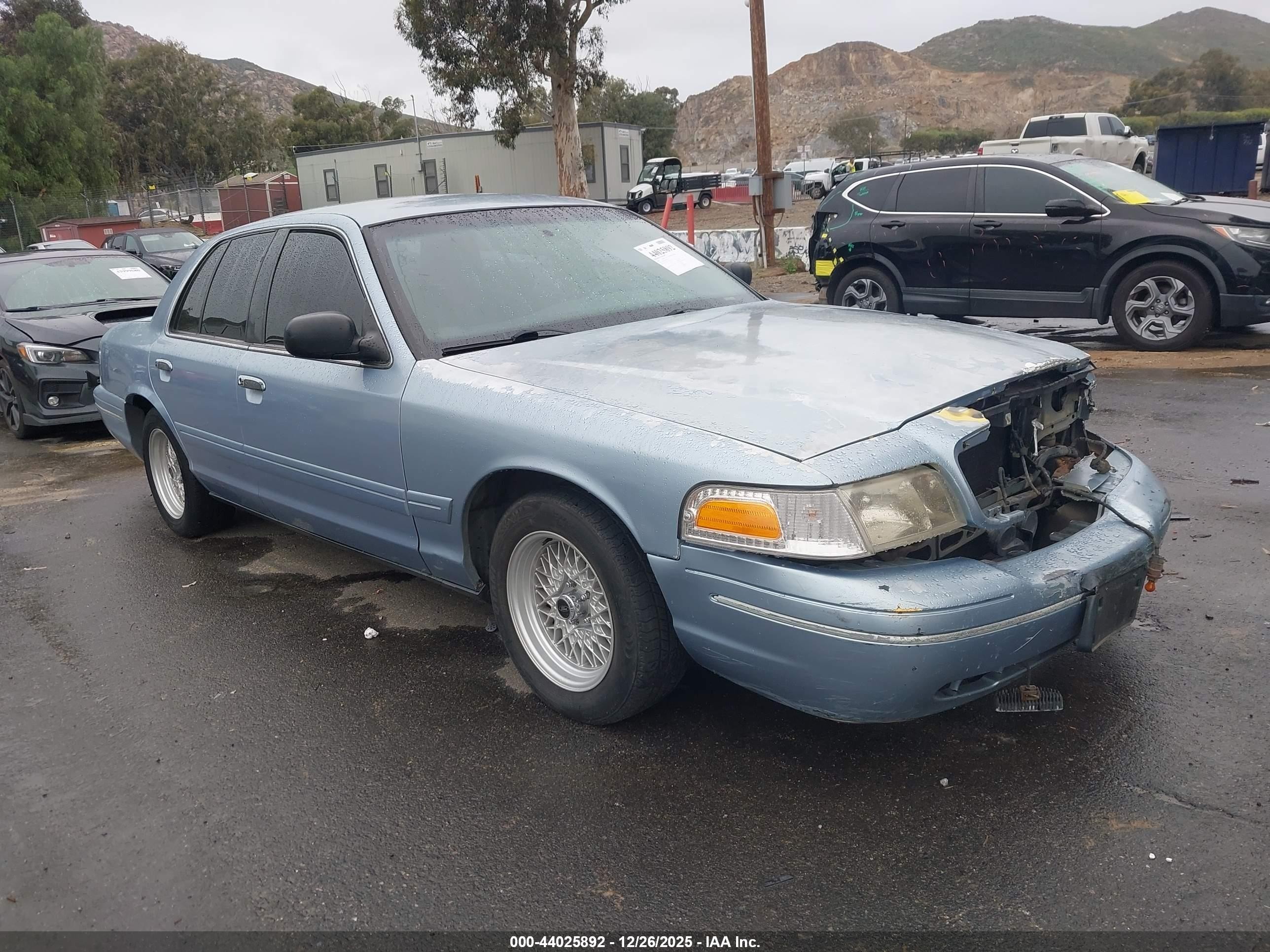 1998 Ford Crown Victoria, VIN 2FAFP73W9WX109913 — Front end
