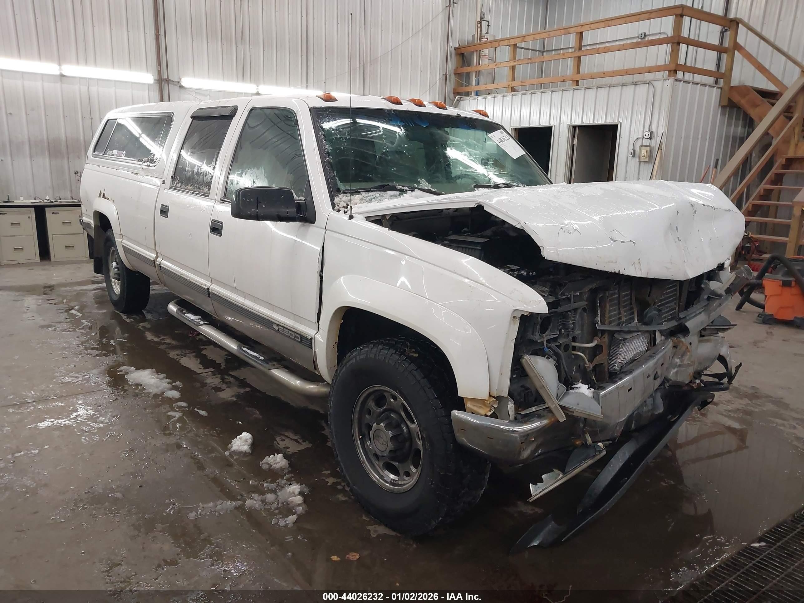 2000 Chevrolet Silverado 3500, VIN 1GCHK33R3YF492587 — Front end