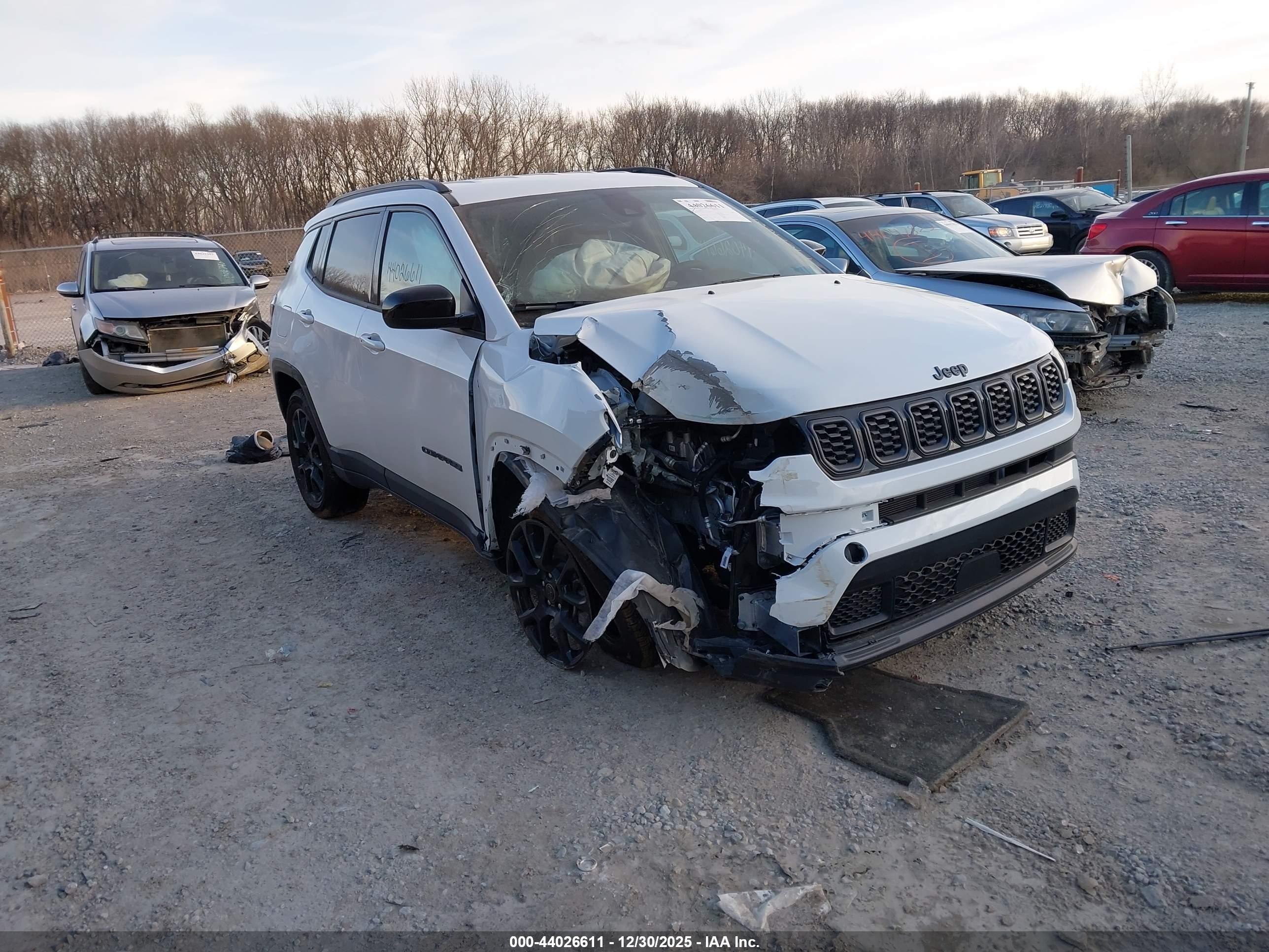 2025 Jeep Compass Latitude, VIN 3C4NJDBN1ST555712 — Перед