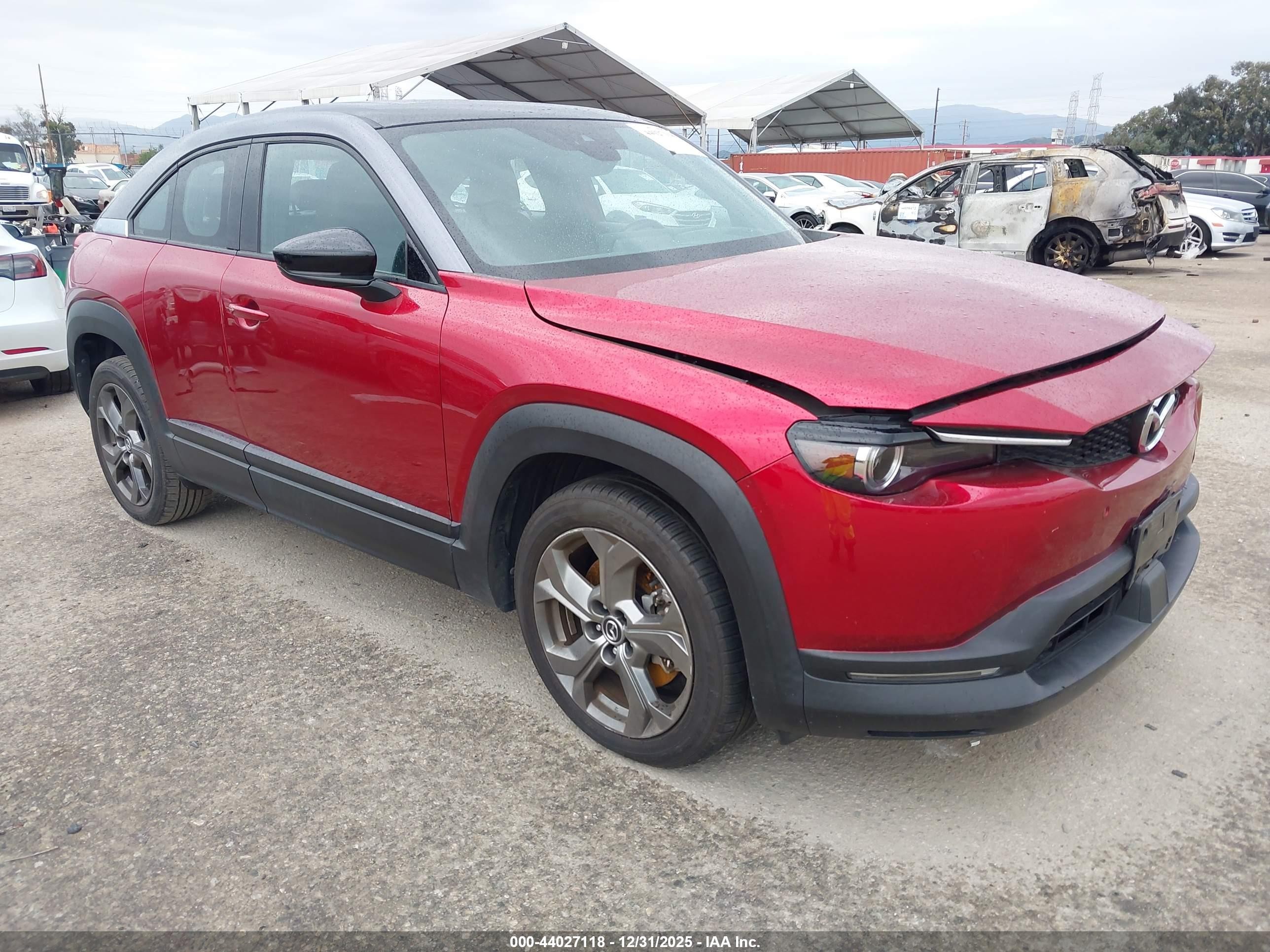 2022 Mazda MX-30 Premium Plus, VIN JM1DRADBXN0100736 — Front end
