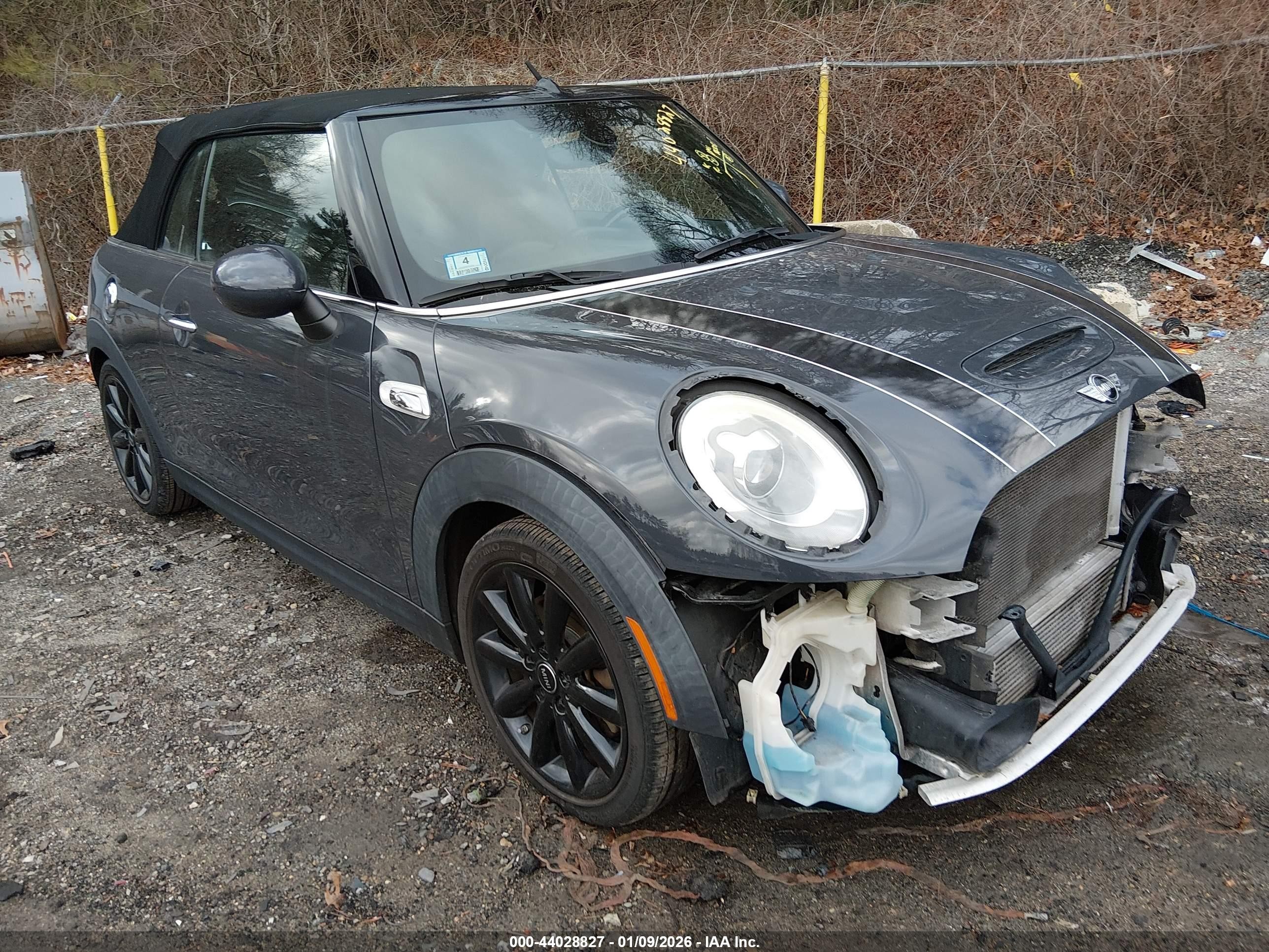 2018 MINI Convertible Cooper S, VIN WMWWG9C53J3C82524 — Перед