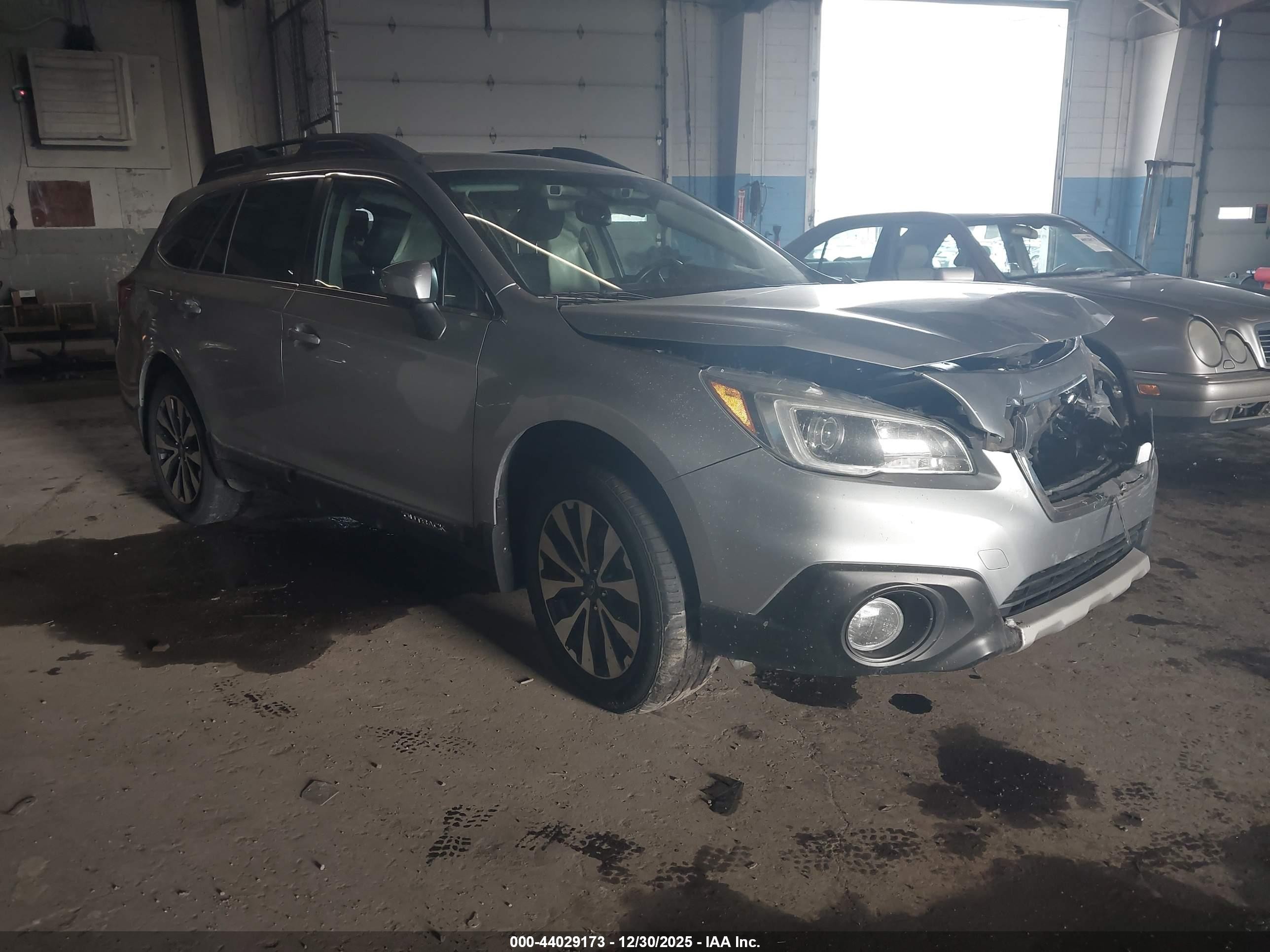2016 Subaru Outback Limited, VIN 4S4BSANC3G3272381 — Front end