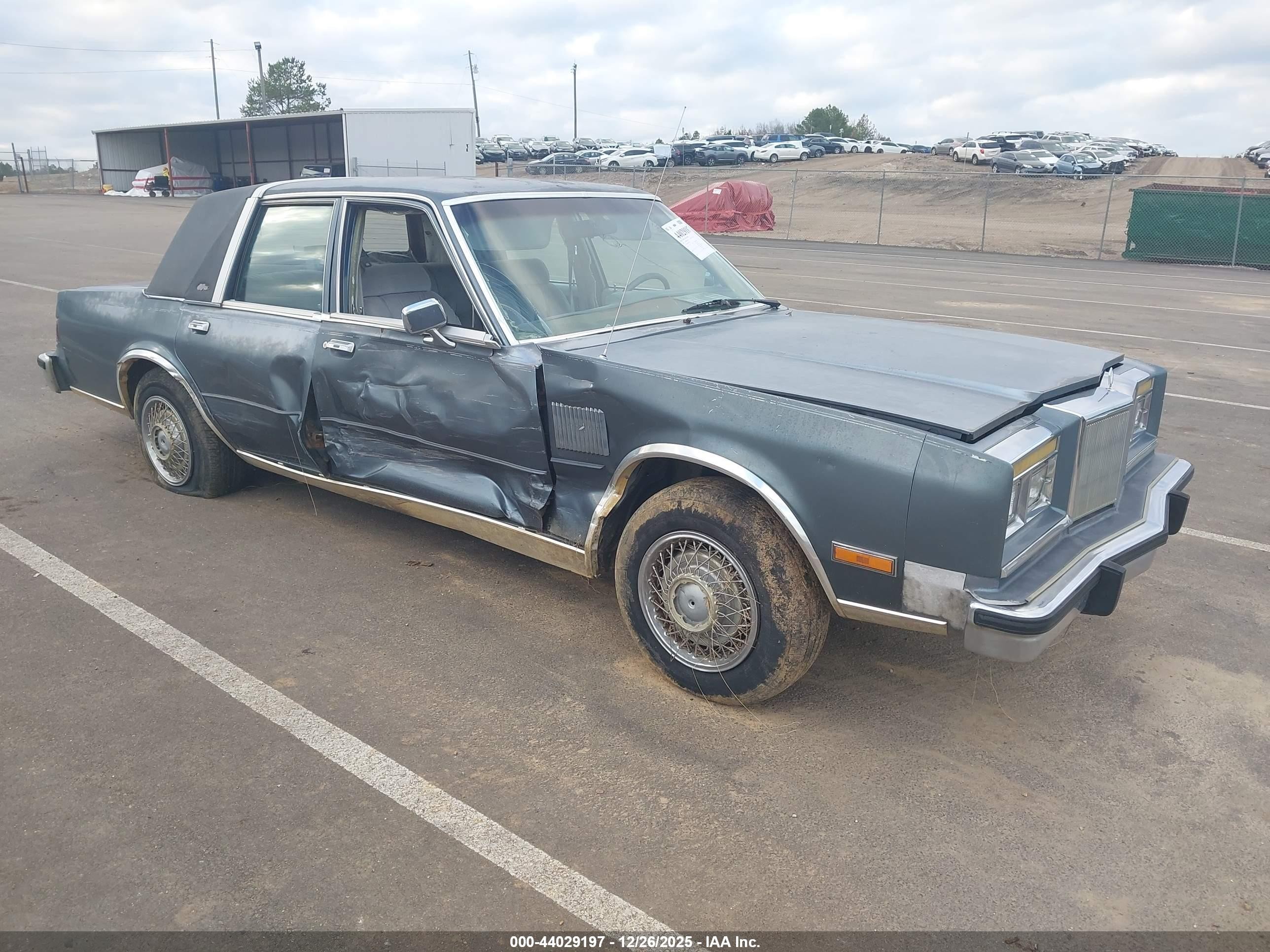 1987 Chrysler New Yorker, VIN 1C3BF66P2HX718915 — Бок