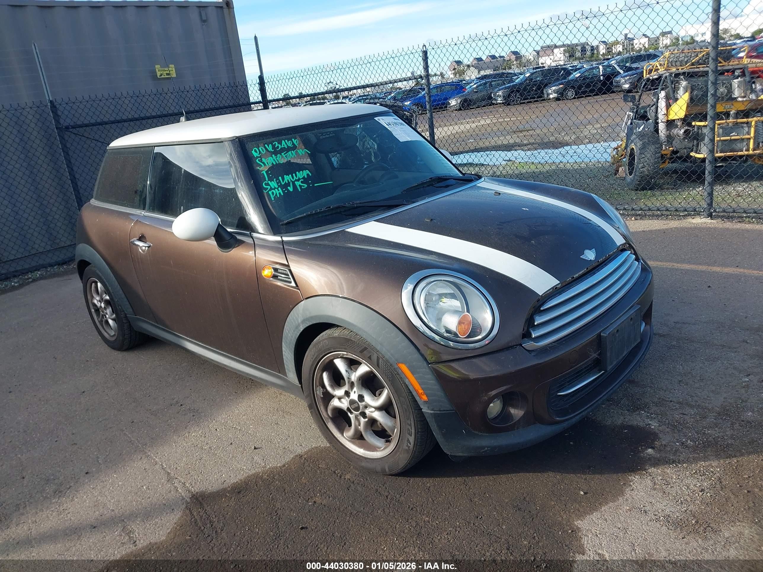 2012 MINI Hardtop, VIN WMWSU3C59CT256028 — Бок