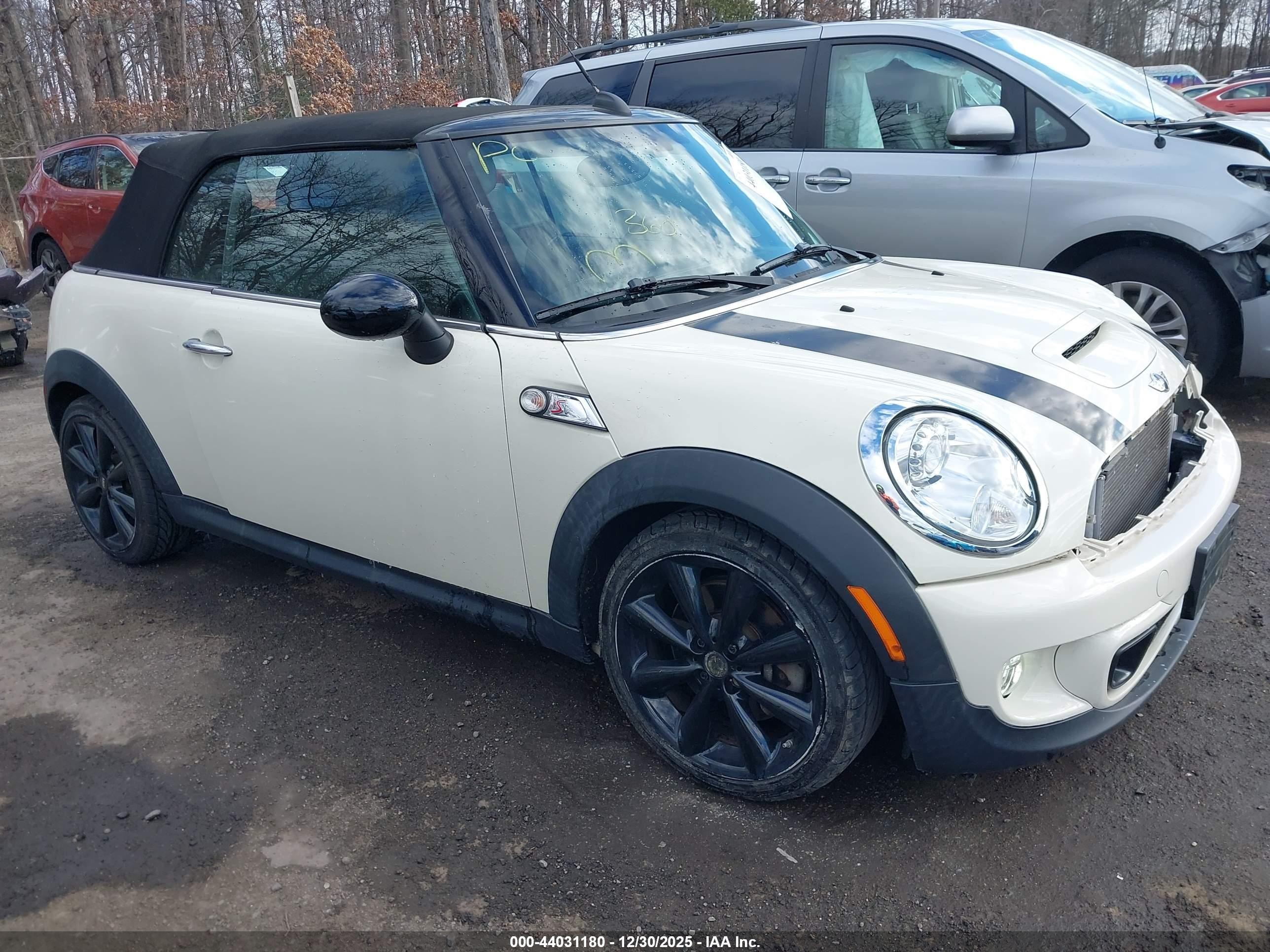 2015 MINI Convertible S, VIN WMWZP3C52FT708136 — Перед