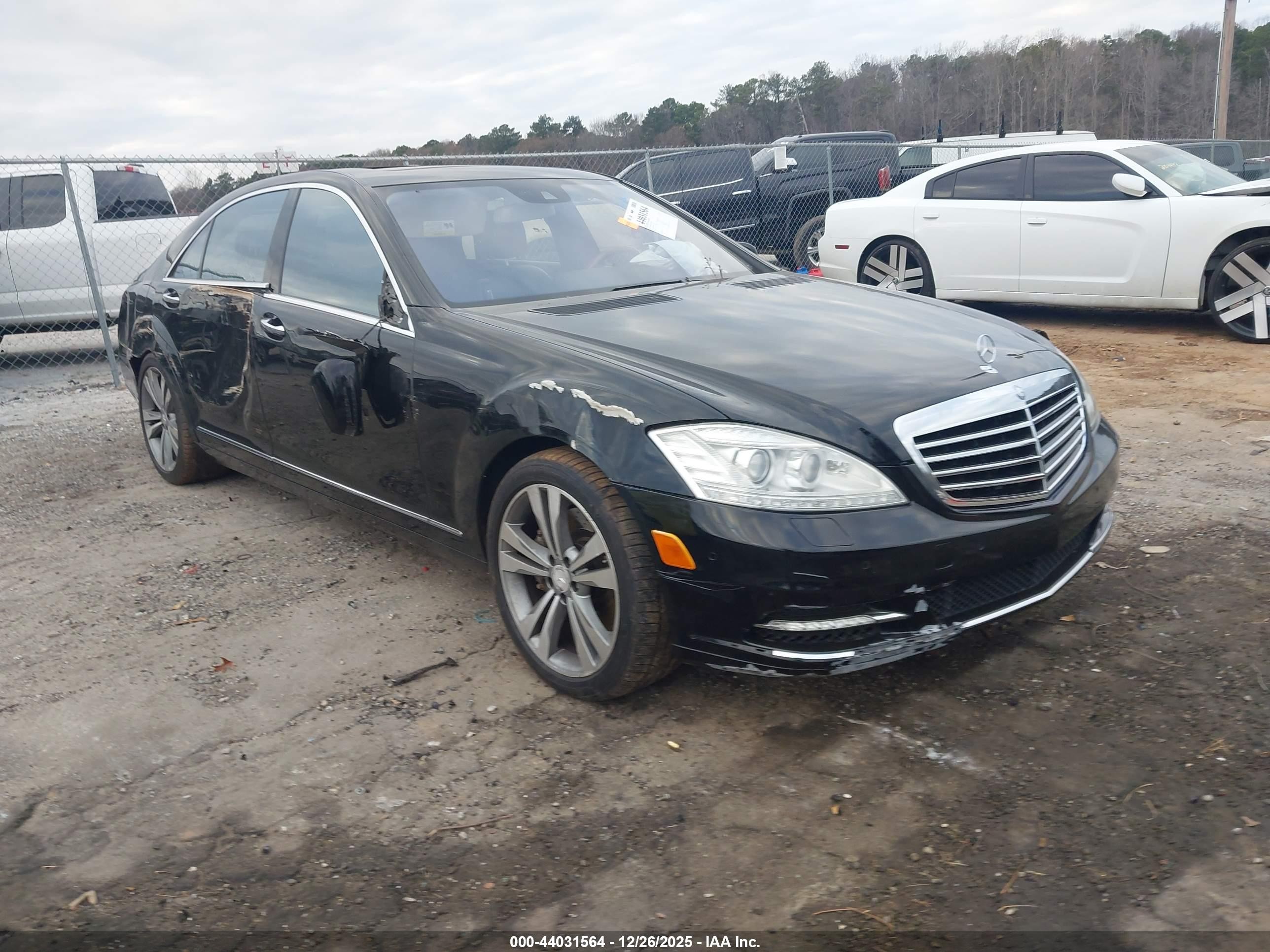 2010 Mercedes-Benz S 550, VIN WDDNG8GB2AA321689 — Side