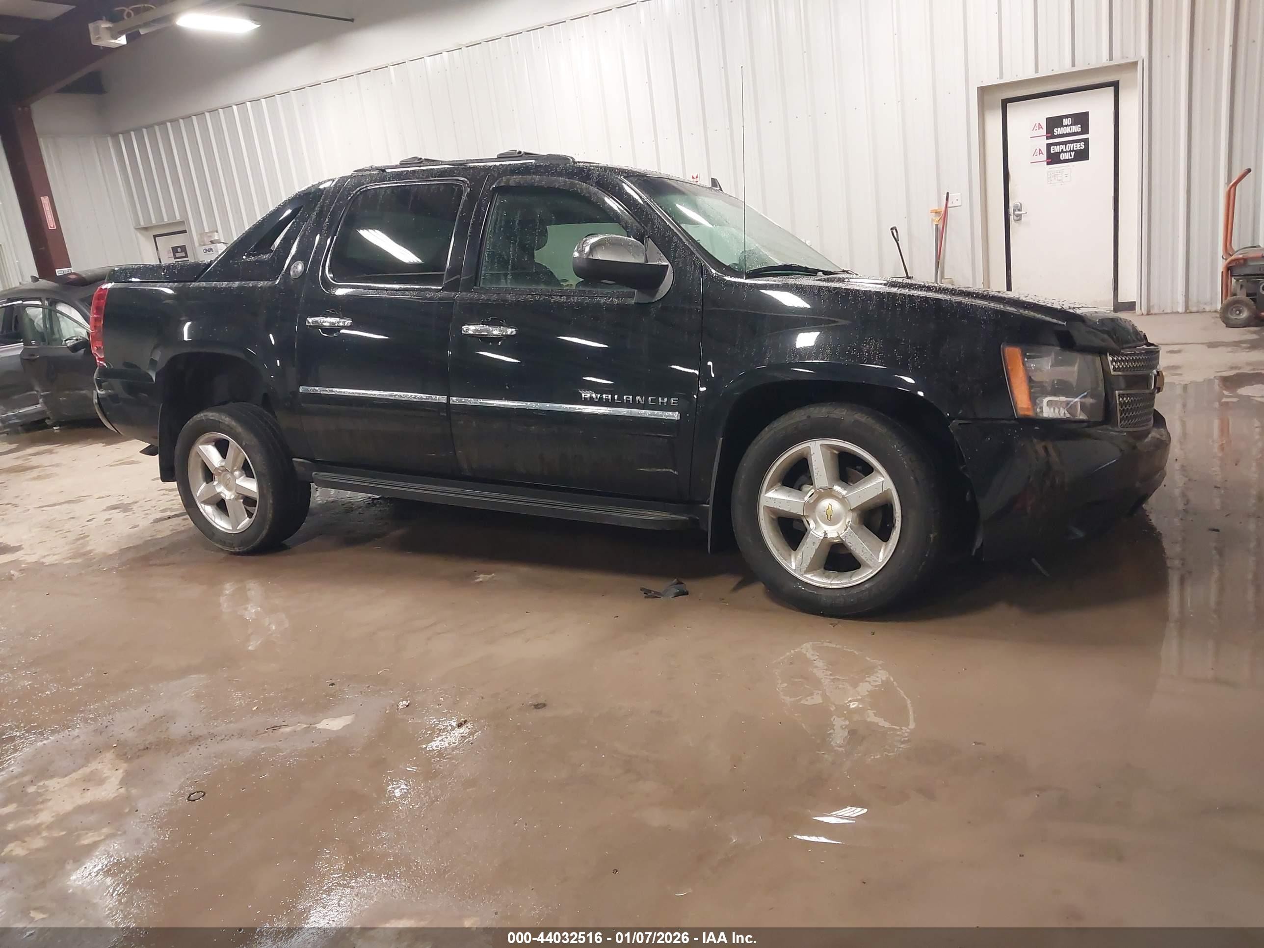 2013 Chevrolet Avalanche LTZ, VIN 3GNTKGE72DG299473 — Side