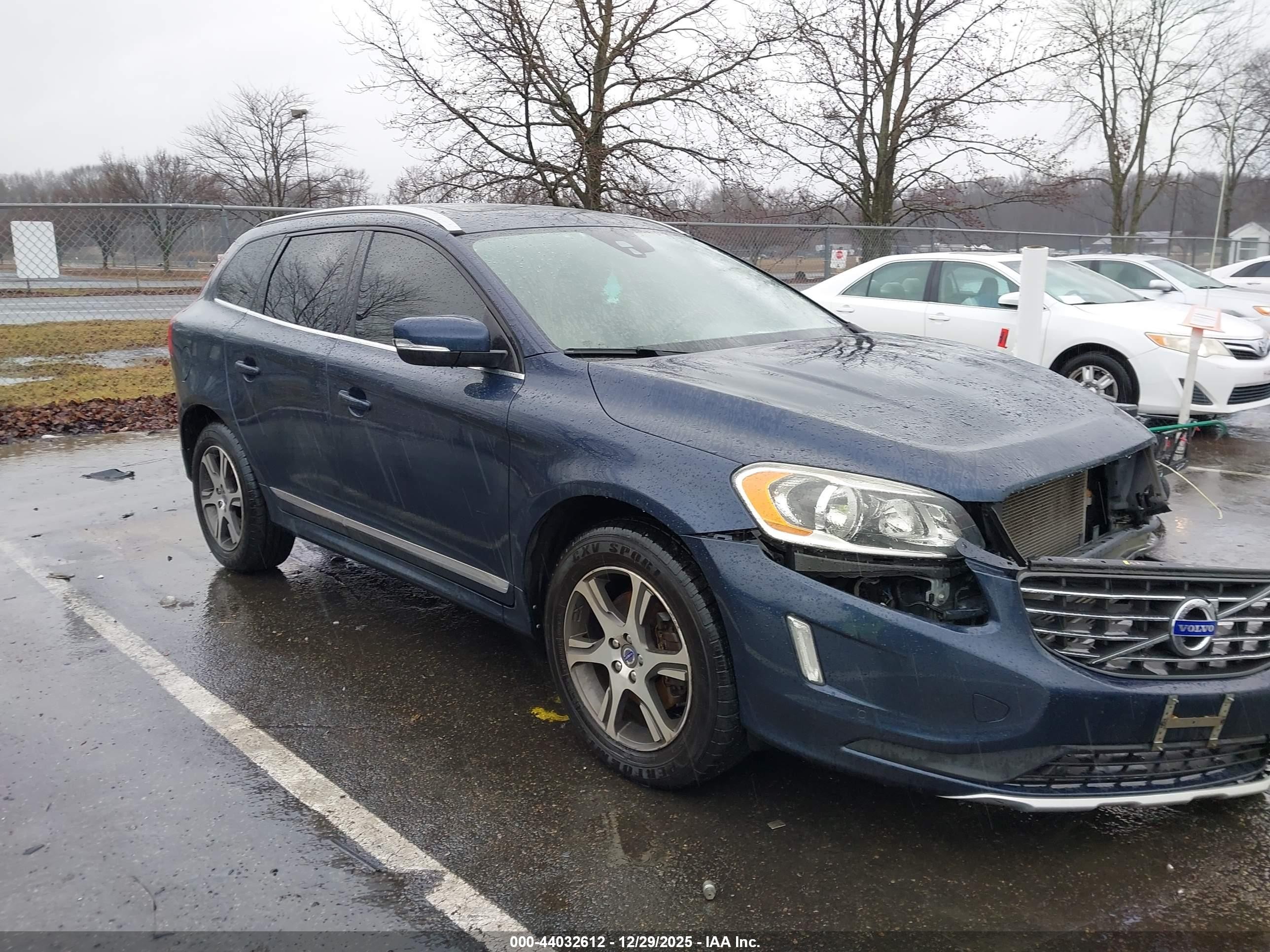 2015 Volvo XC60 T6, VIN YV4902RK7F2723765 — Front end