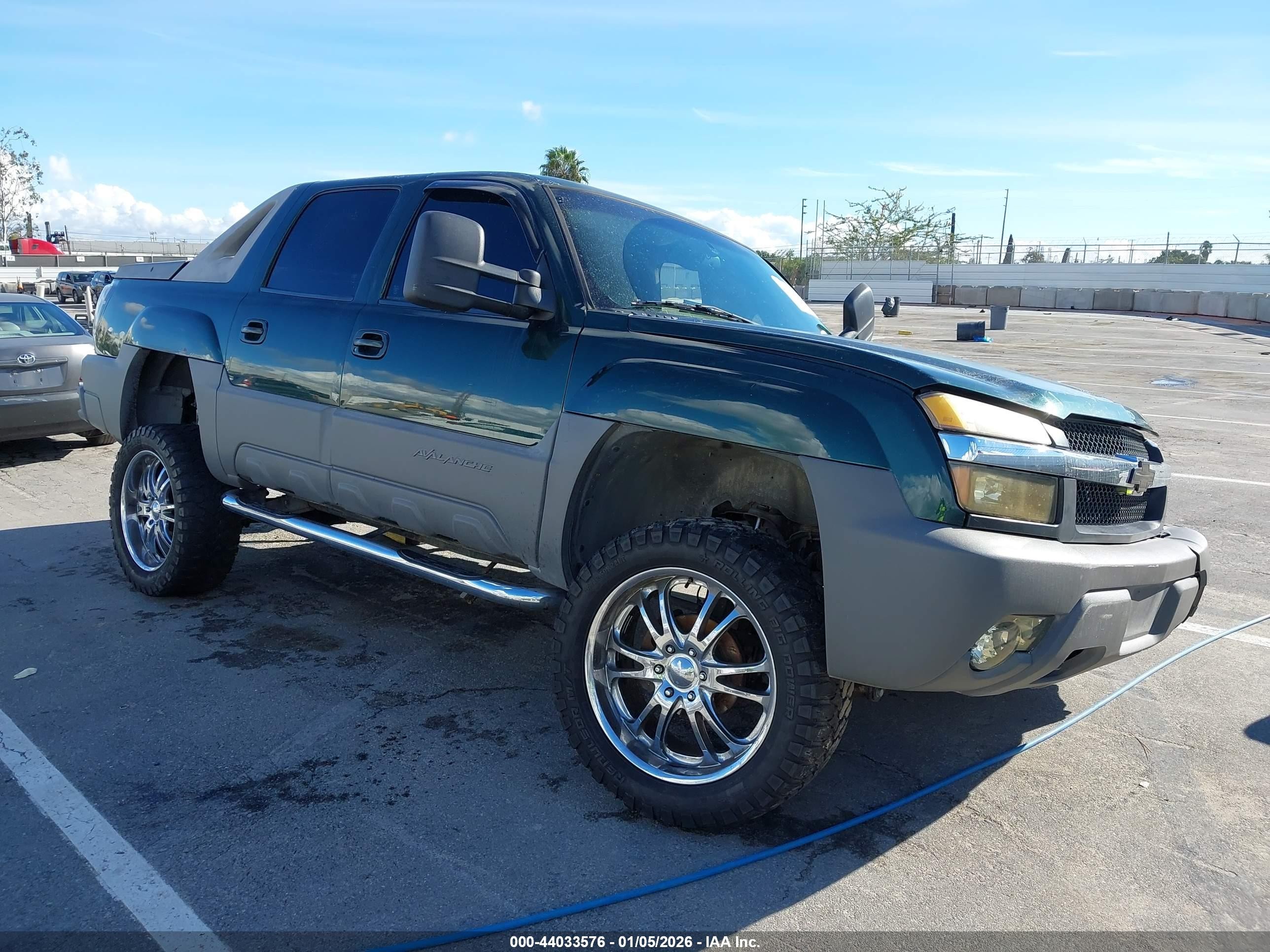 2002 Chevrolet Avalanche, VIN 3GNEC13T12G117374 — Side