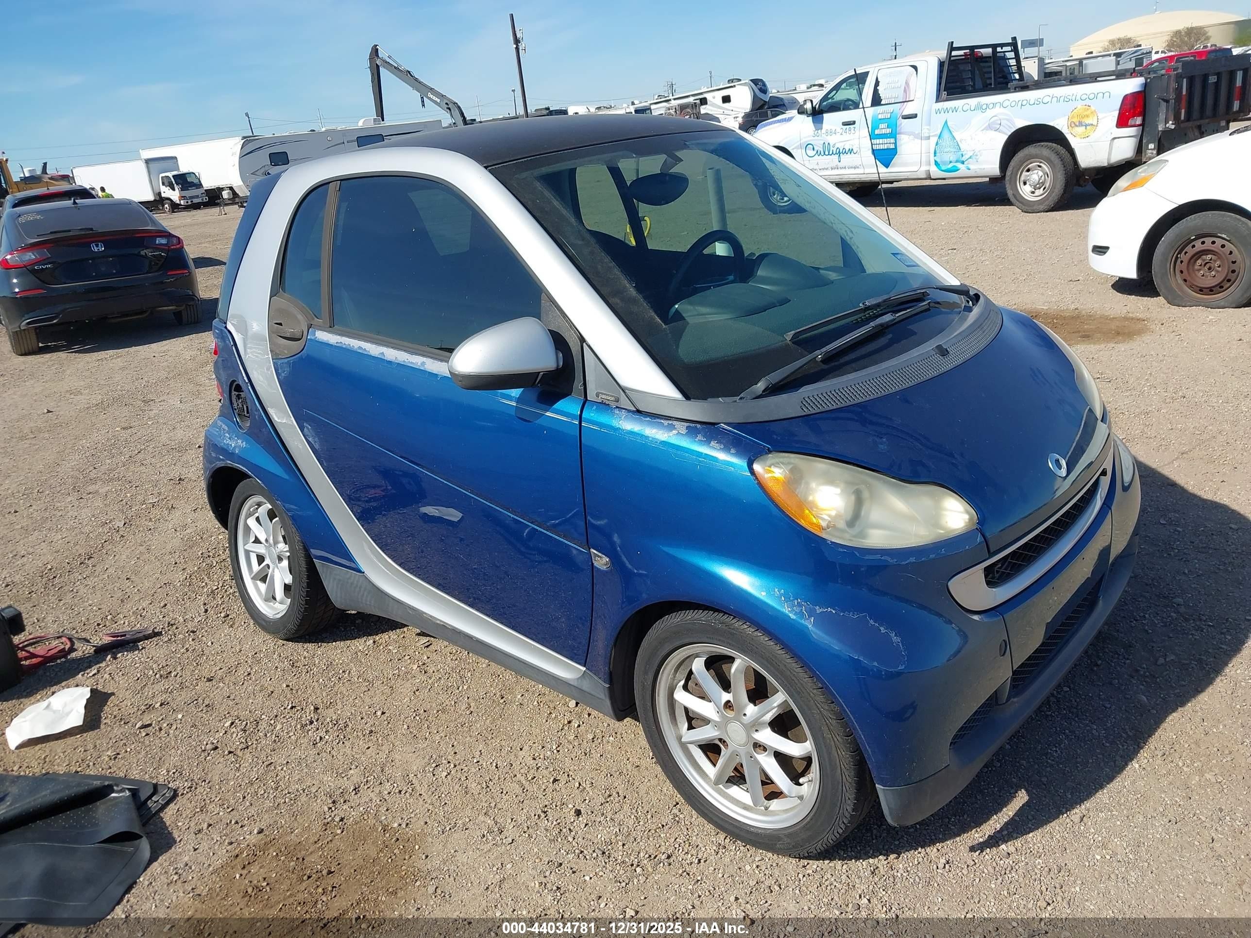 2010 Smart fortwo Pure, VIN WMEEJ3BA7AK333376 — Зад