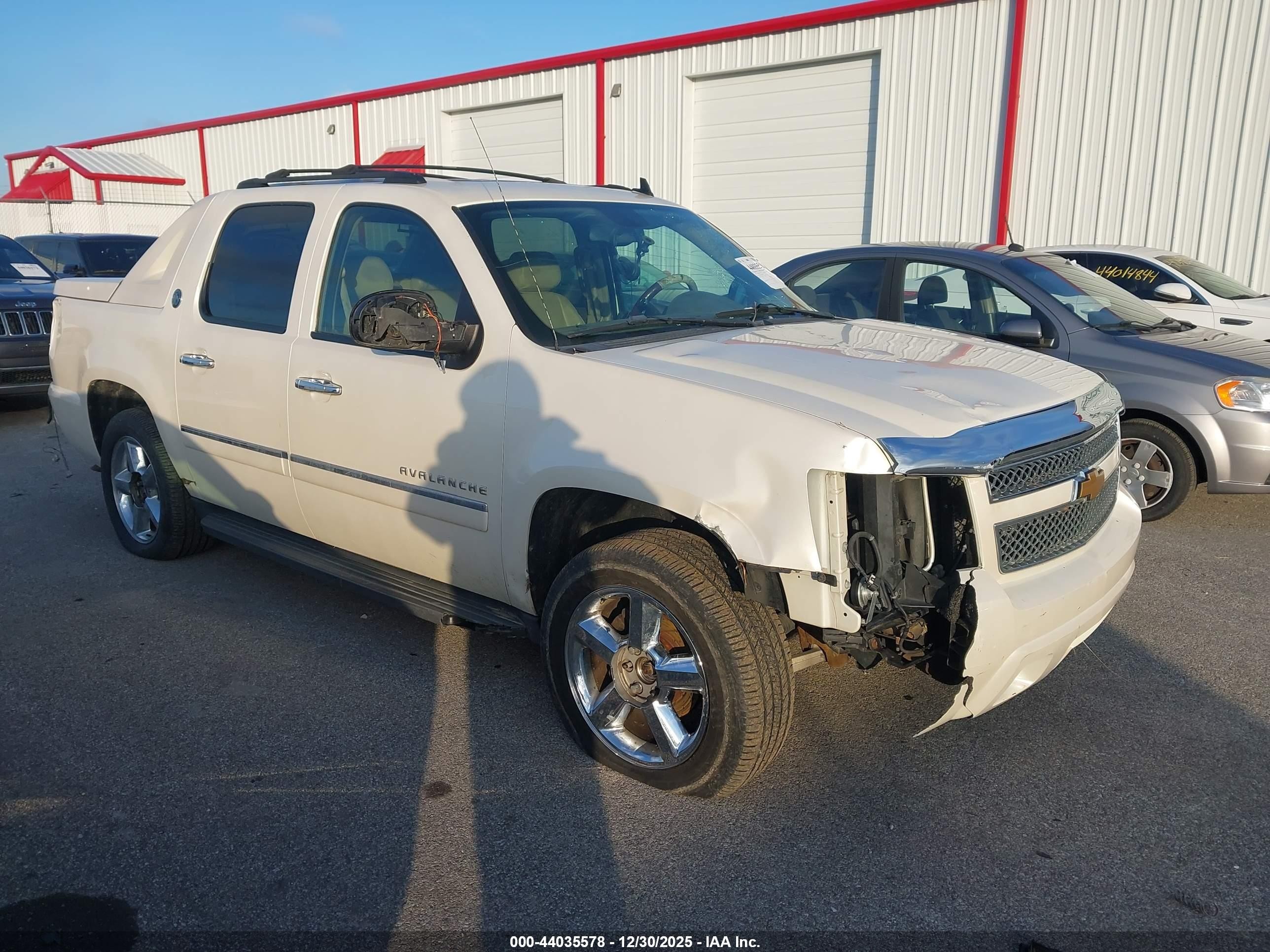 2013 Chevrolet Avalanche LTZ, VIN 3GNTKGE75DG334989 — Front end