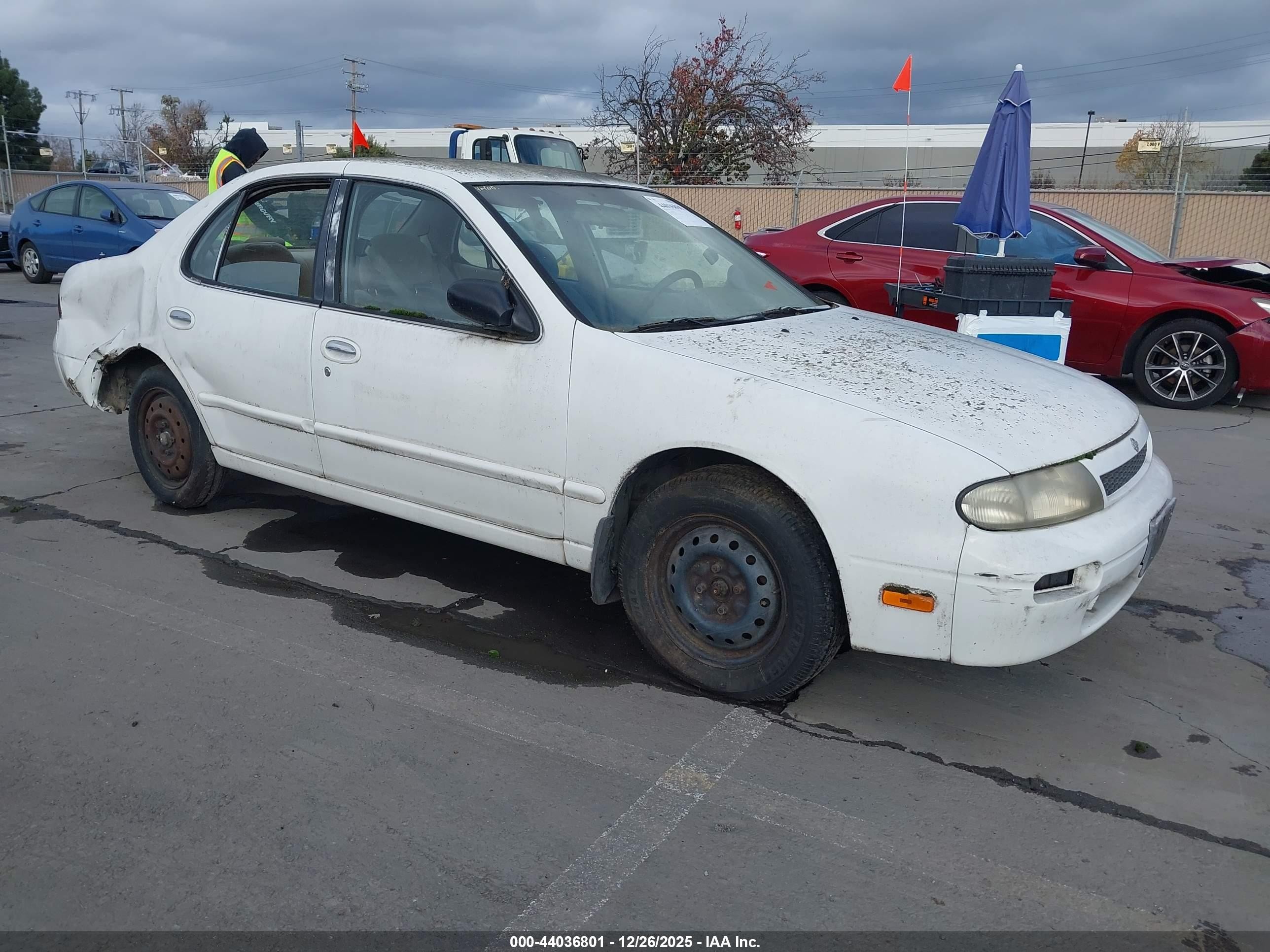 1993 Nissan Altima GLE, VIN 1N4BU31F5PC176106 — Rear end