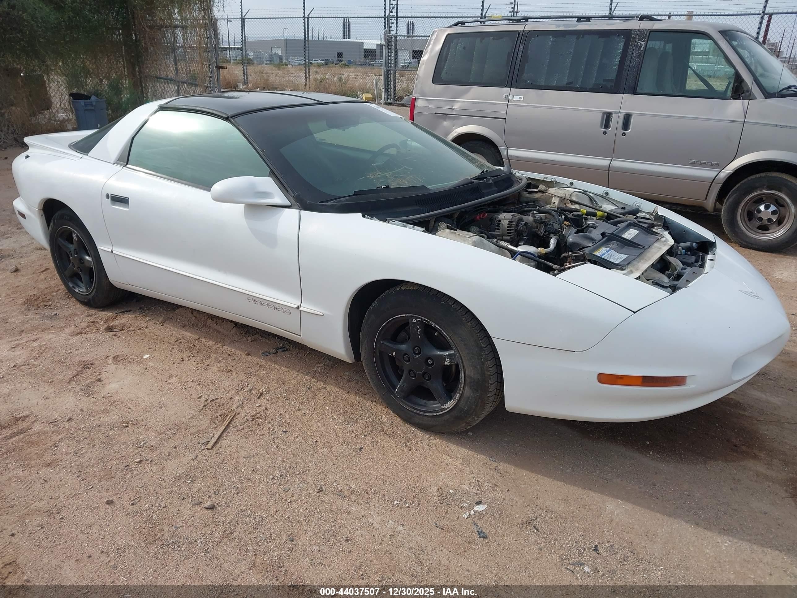 1997 Pontiac Firebird Firebird, VIN 2G2FS22K5V2222834 — Front end