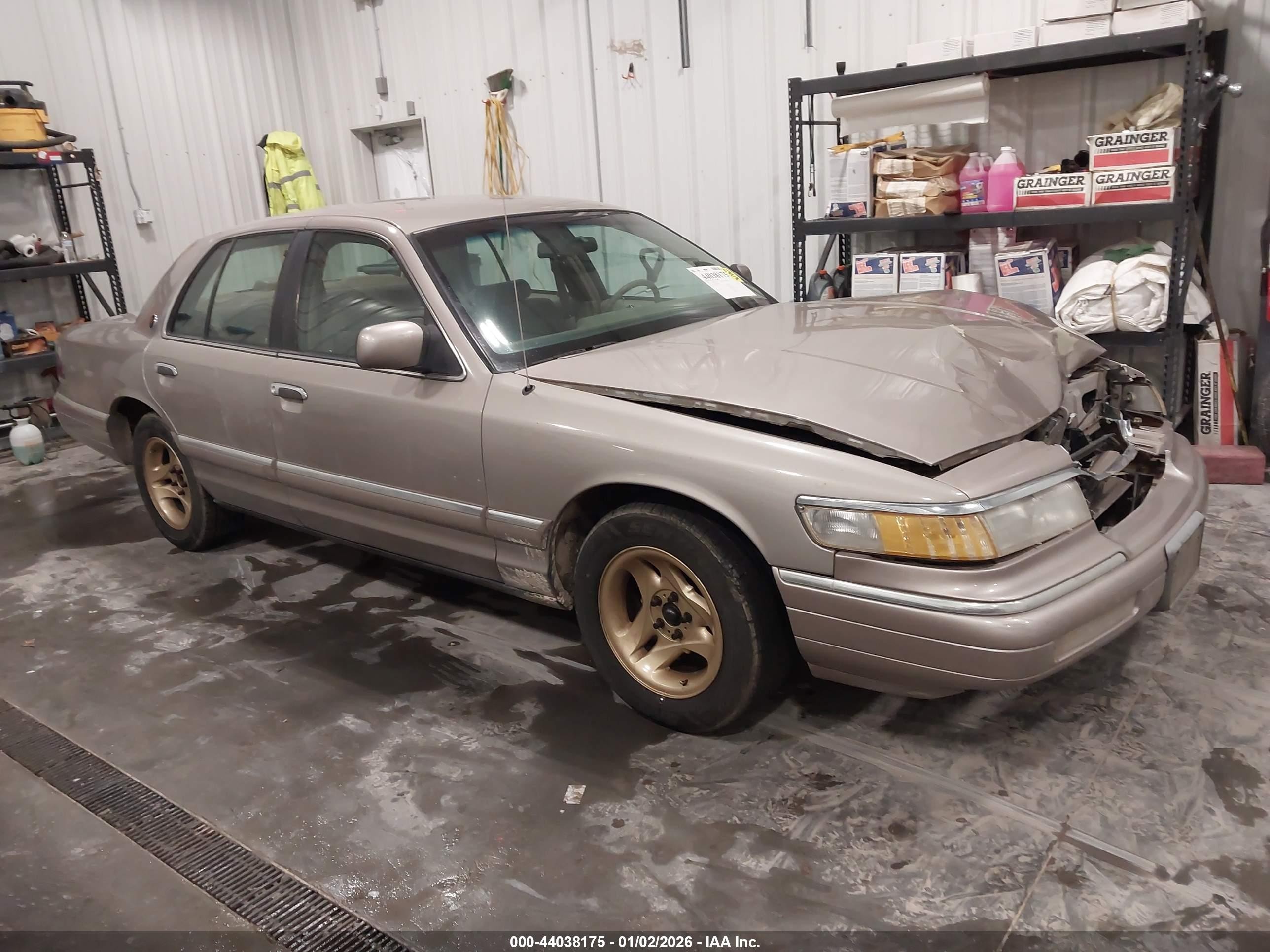1994 Mercury Grand Marquis GS, VIN 2MELM74W0RX659914 — Перед