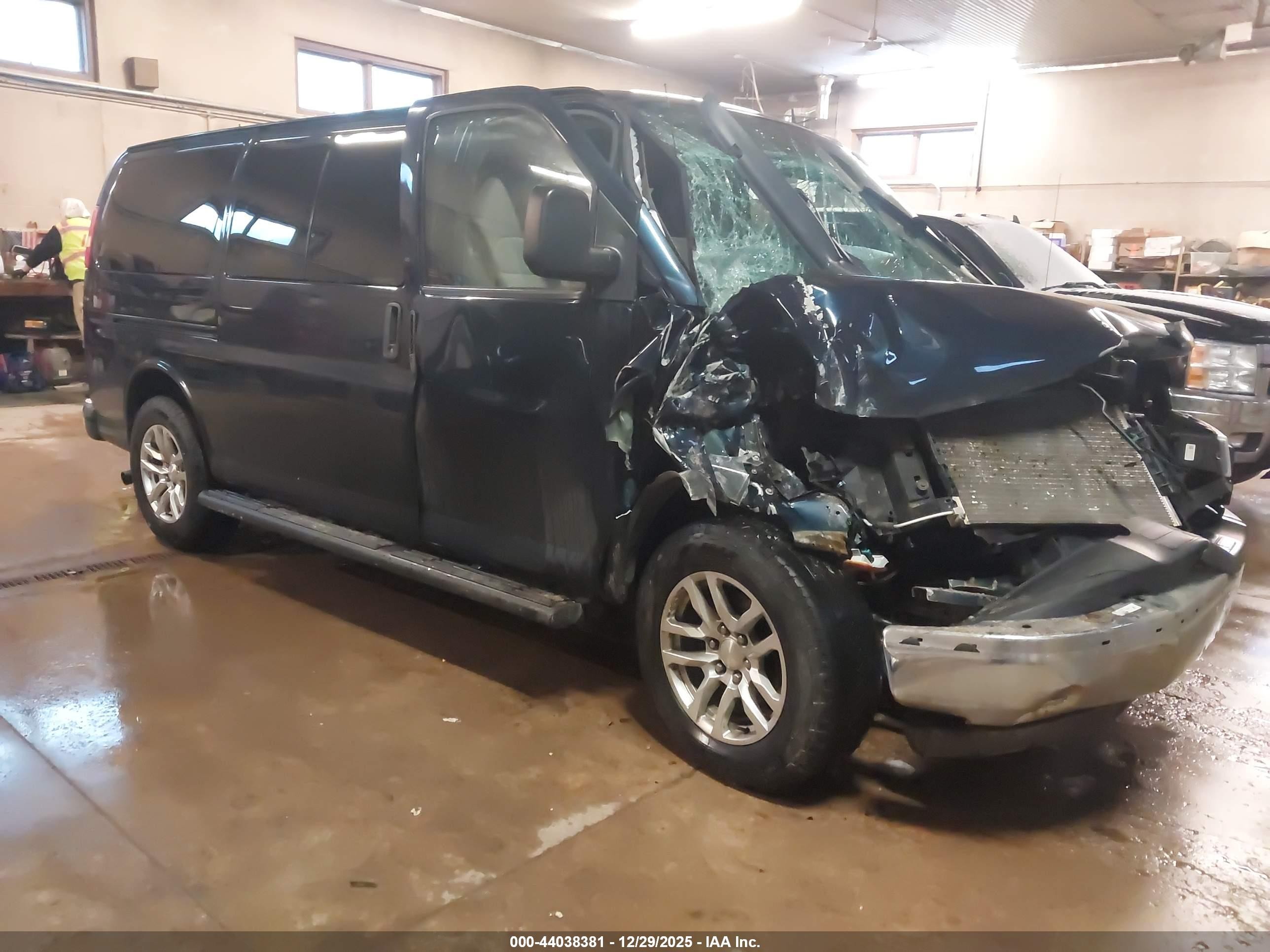 2014 GMC Savana 1LT, VIN 1GKS8CF46E1181236 — Front end