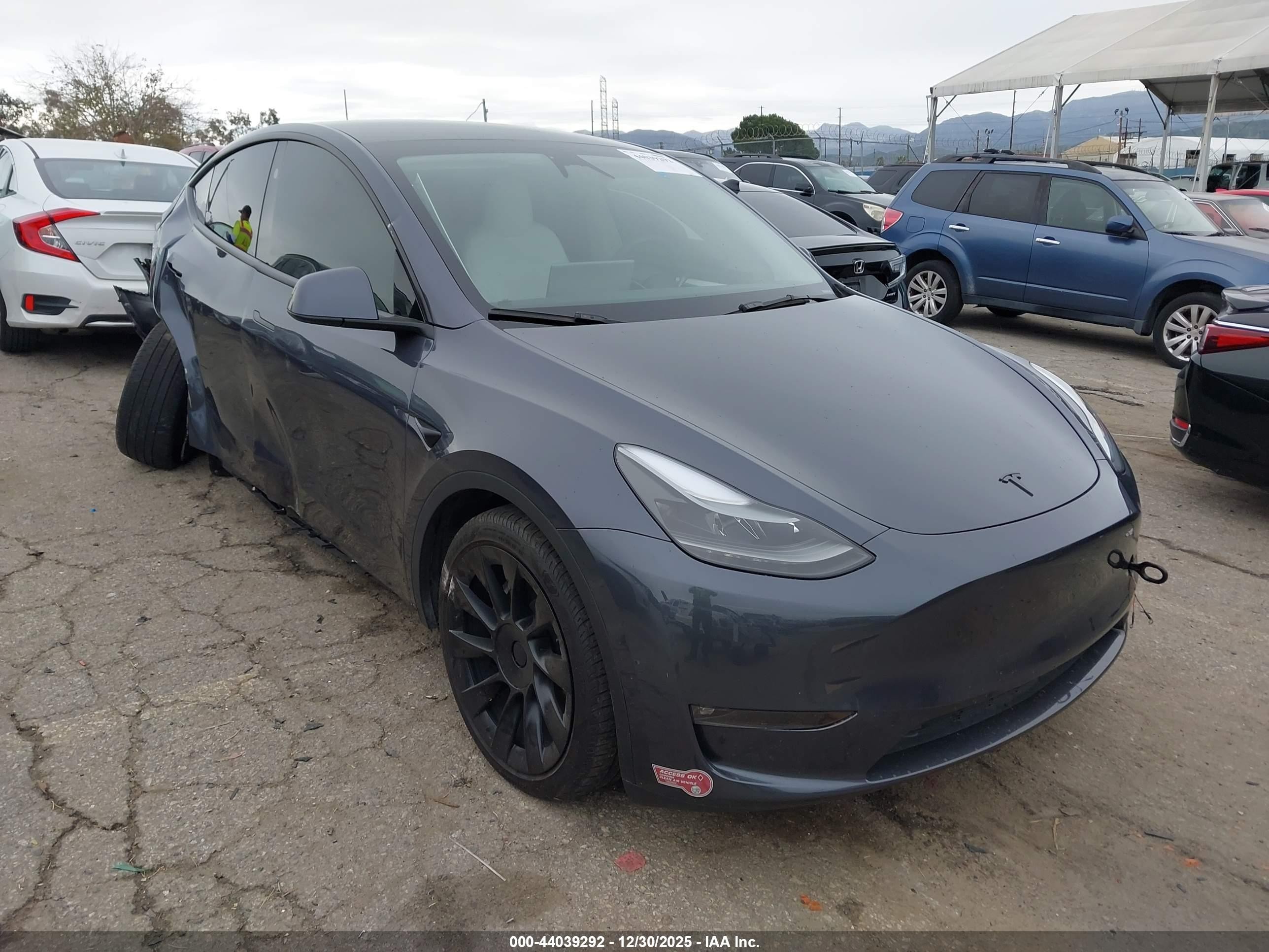 2023 Tesla Model Y Long Range, VIN 7SAYGDEE9PF960362 — Side
