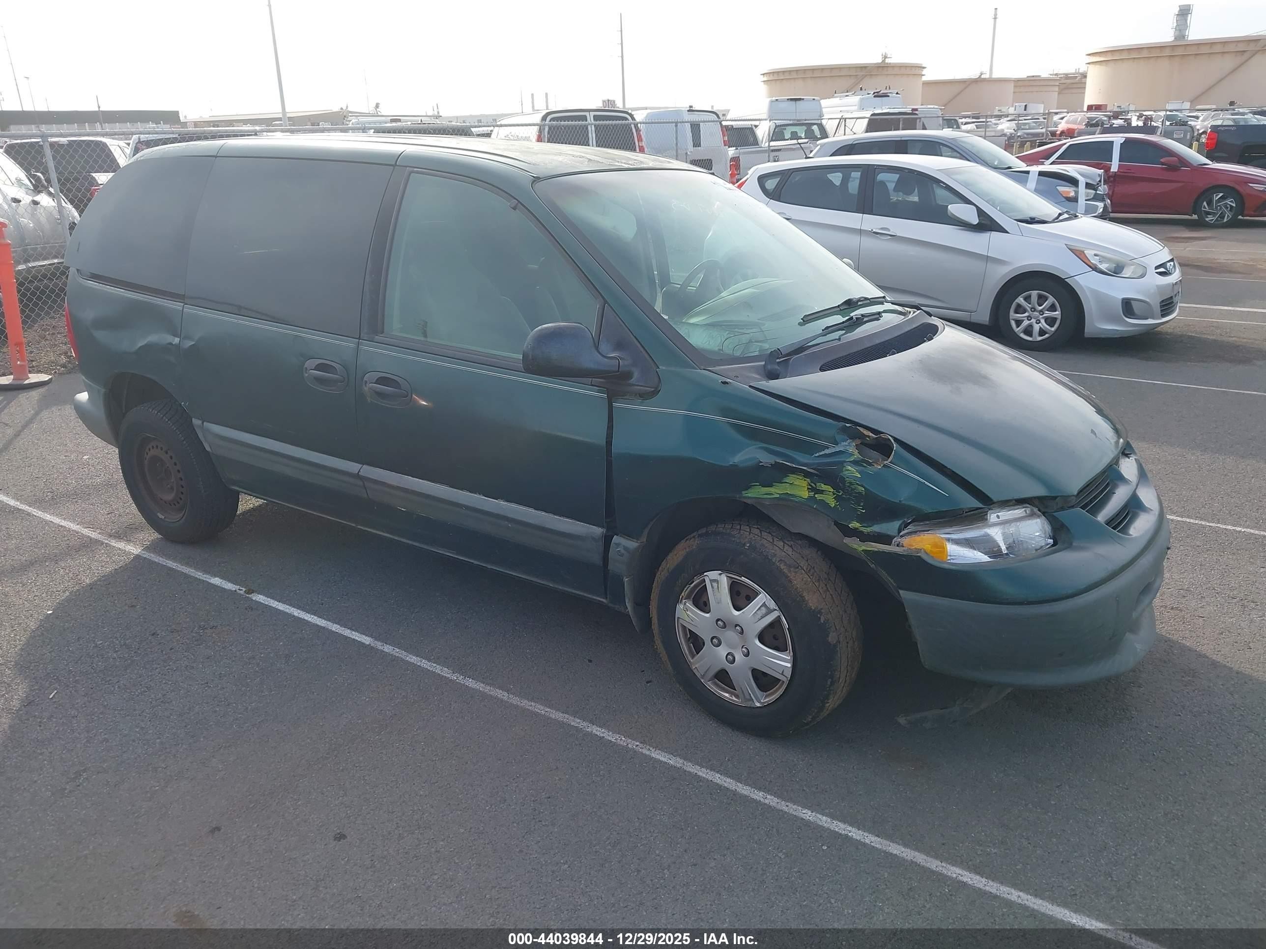1998 Dodge Caravan SE, VIN 1B4GP45R5WB721546 — Front end