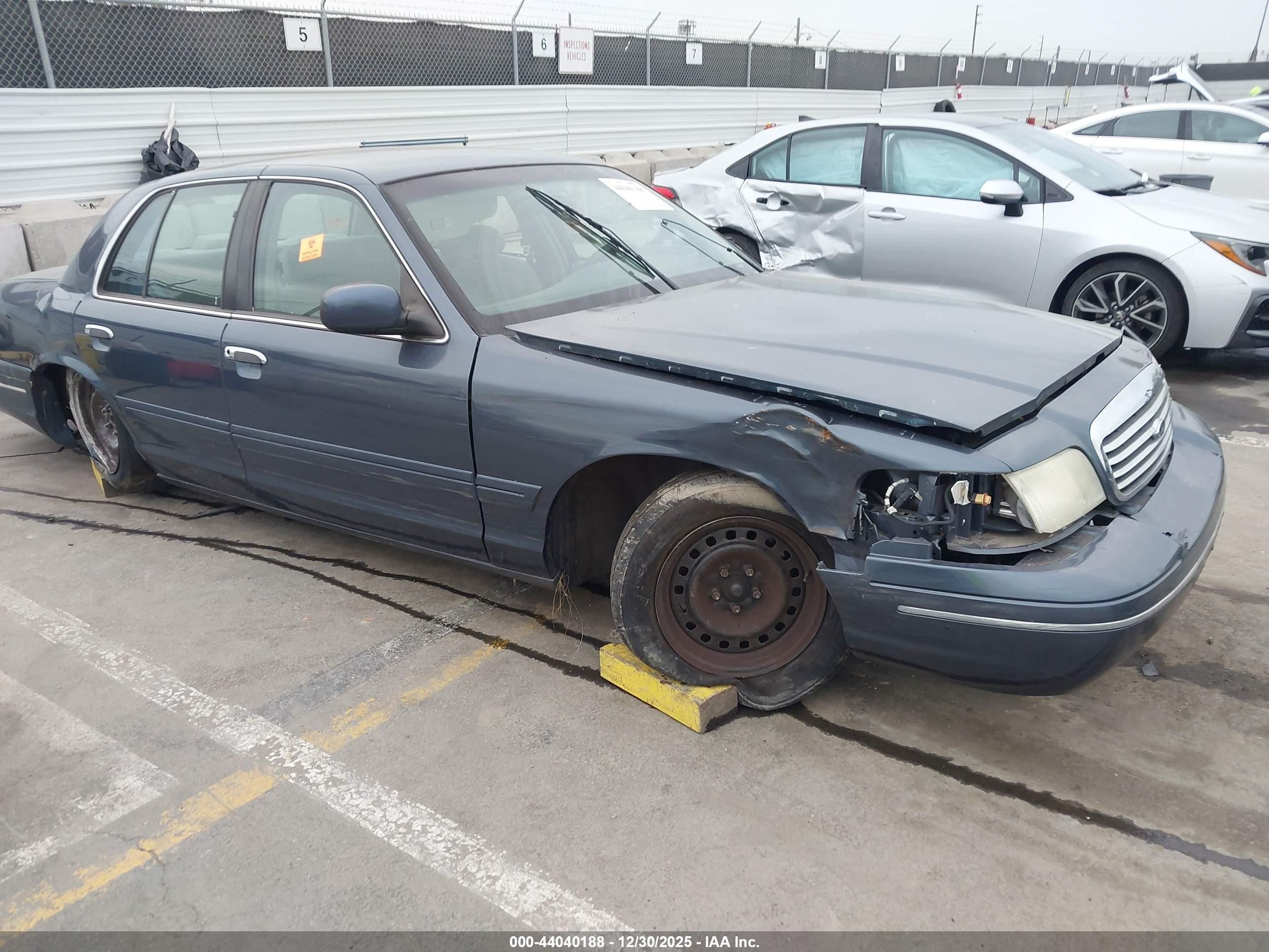 1998 Ford Crown Victoria, VIN 2FAFP73W2WX148407 — Side