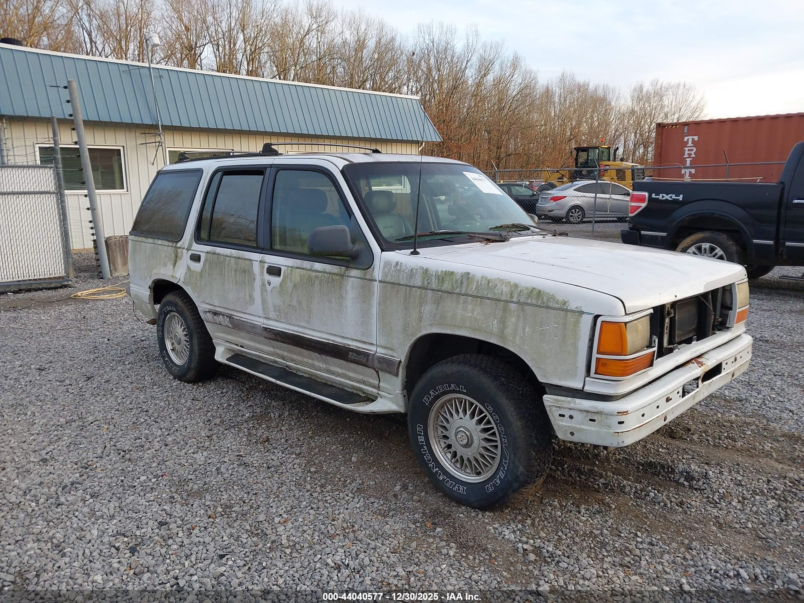 1994 Ford Explorer Eddie Bauer, VIN 1FMDU34XXRUE49900 — Front end