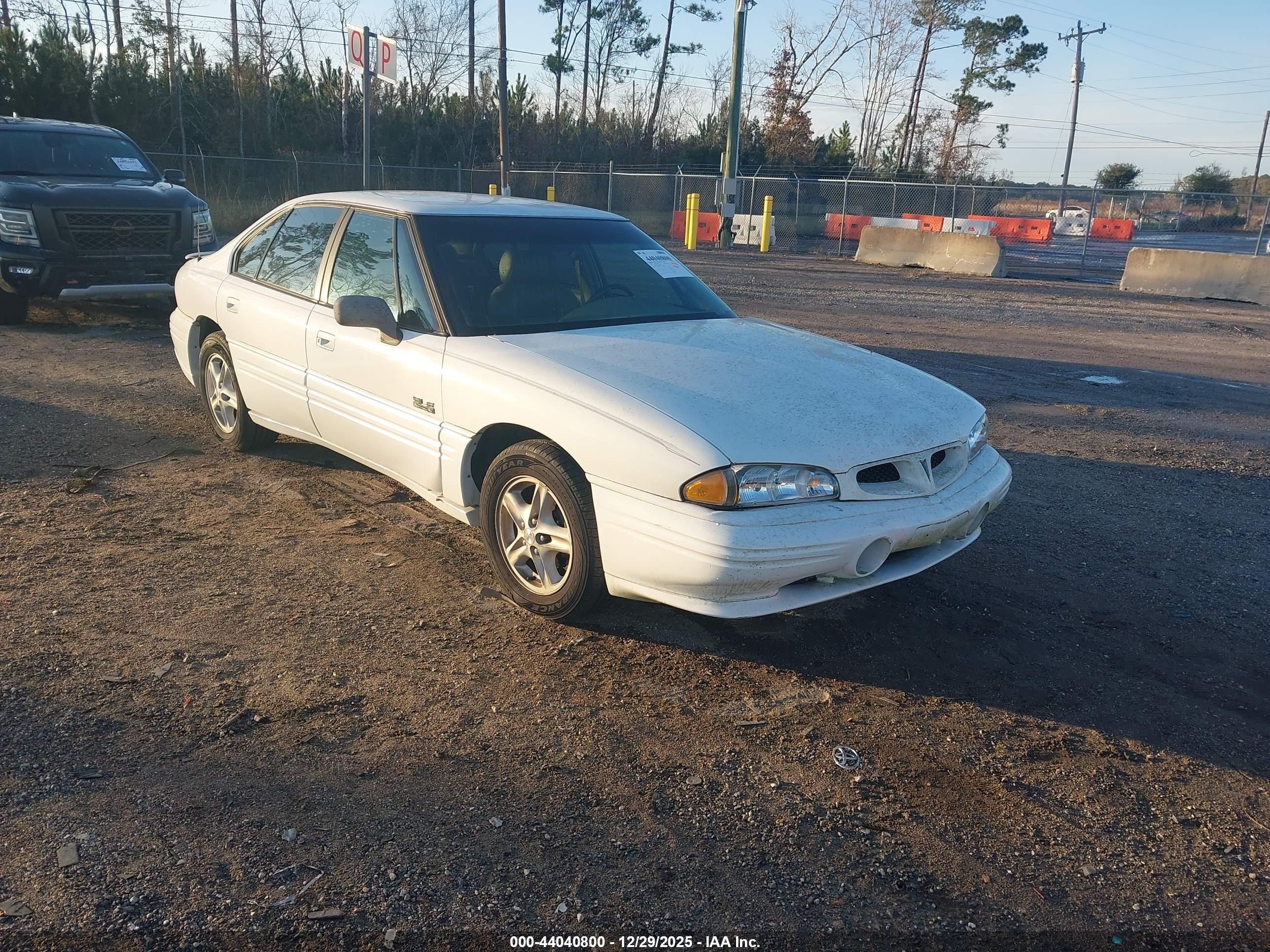 1998 Pontiac Bonneville SE, VIN 1G2HX52KXWH228645 — Front end
