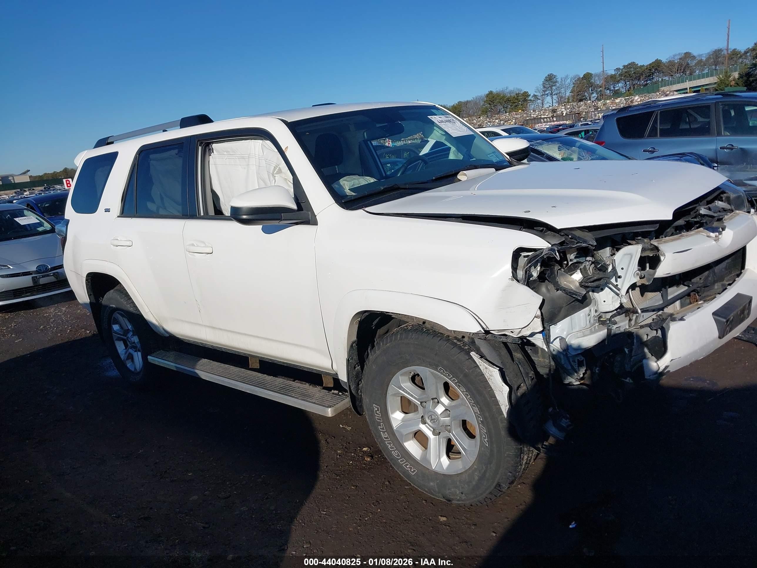 2019 Toyota 4Runner SR5 Premium, VIN JTEBU5JR5K5730317 — Front end