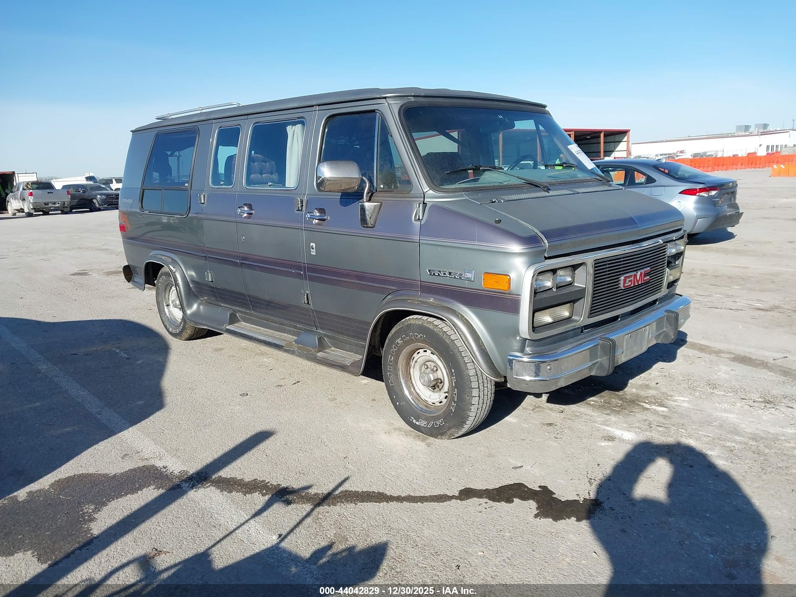 1992 GMC Rally, VIN 2GDEG25K7N4522735 — Normal wear
