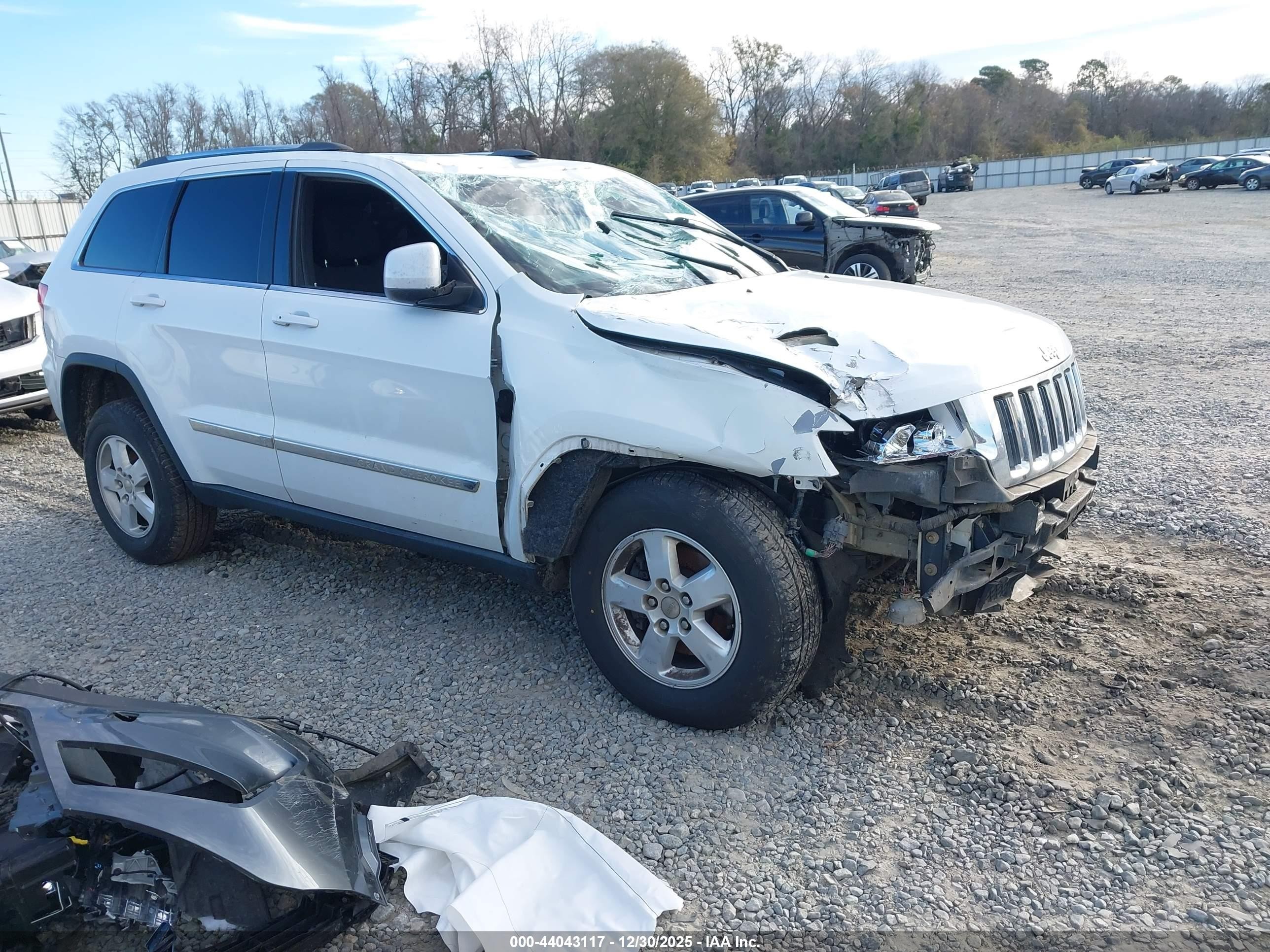2013 Jeep Grand Cherokee Laredo, VIN 1C4RJFAG6DC587179 — Front end