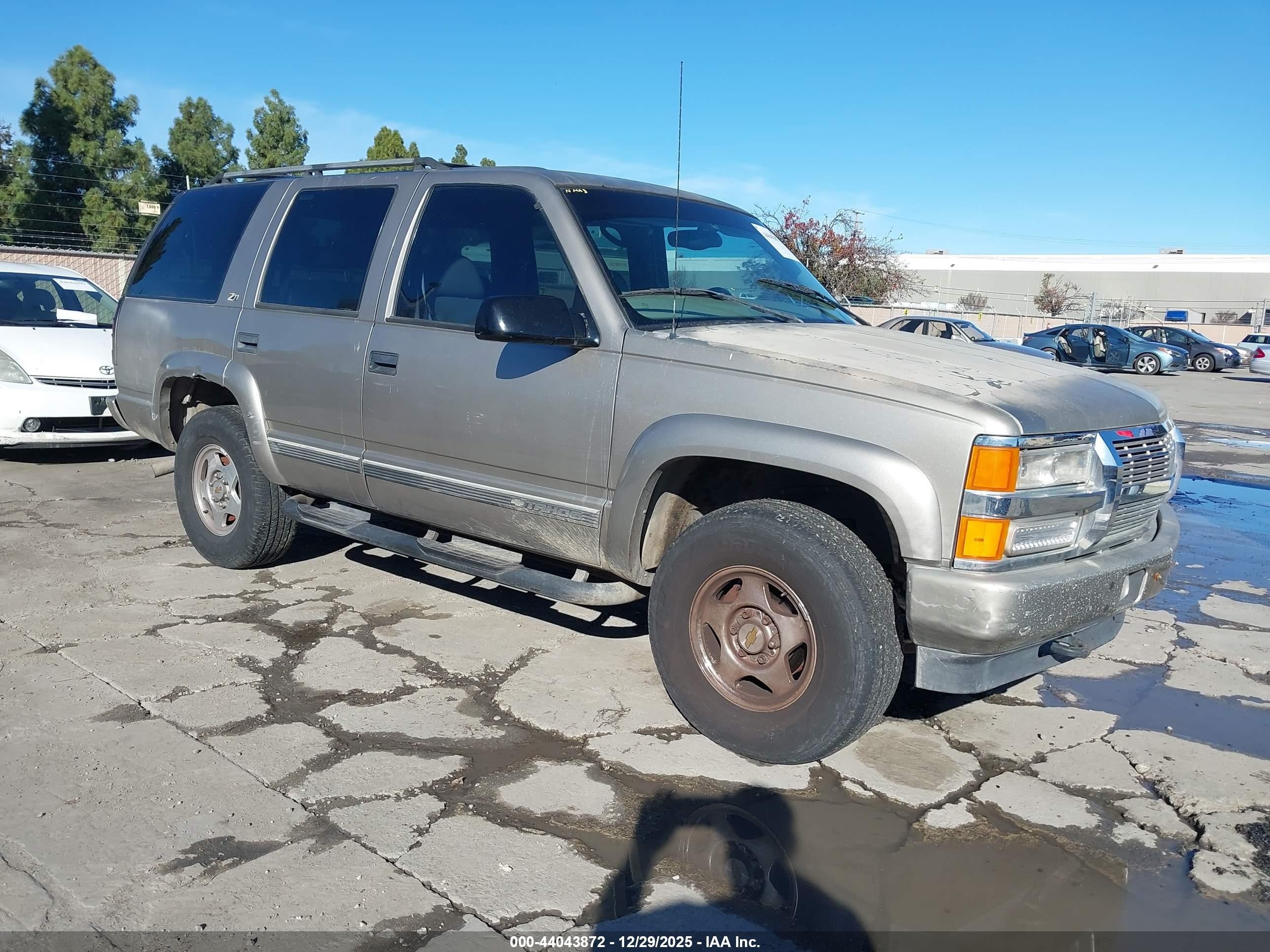 2000 Chevrolet Tahoe Z71, VIN 1GNEK13R5YR173608 — Rear end